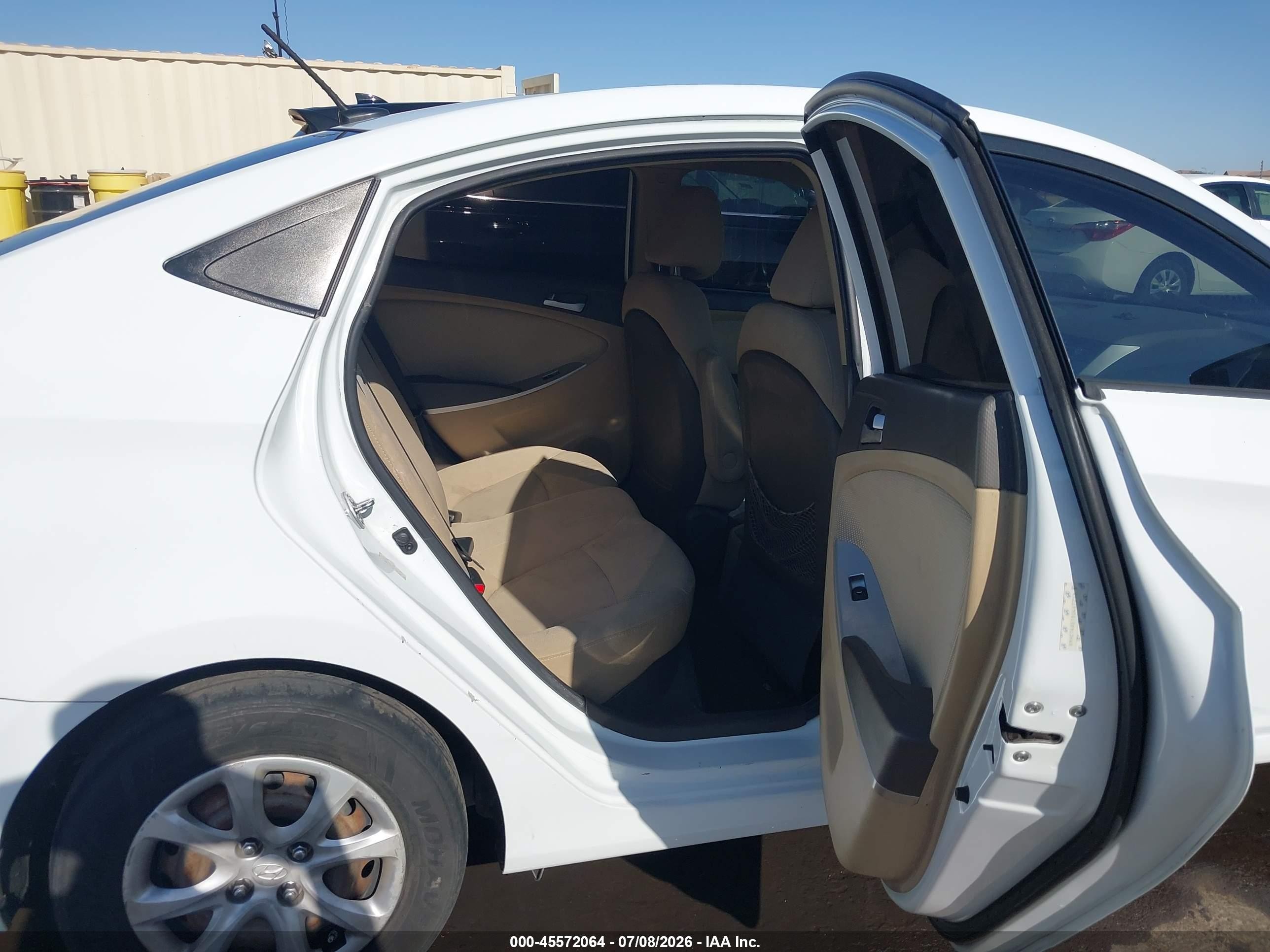 2013 Hyundai Accent Gls White vin: KMHCT4AE1DU447713