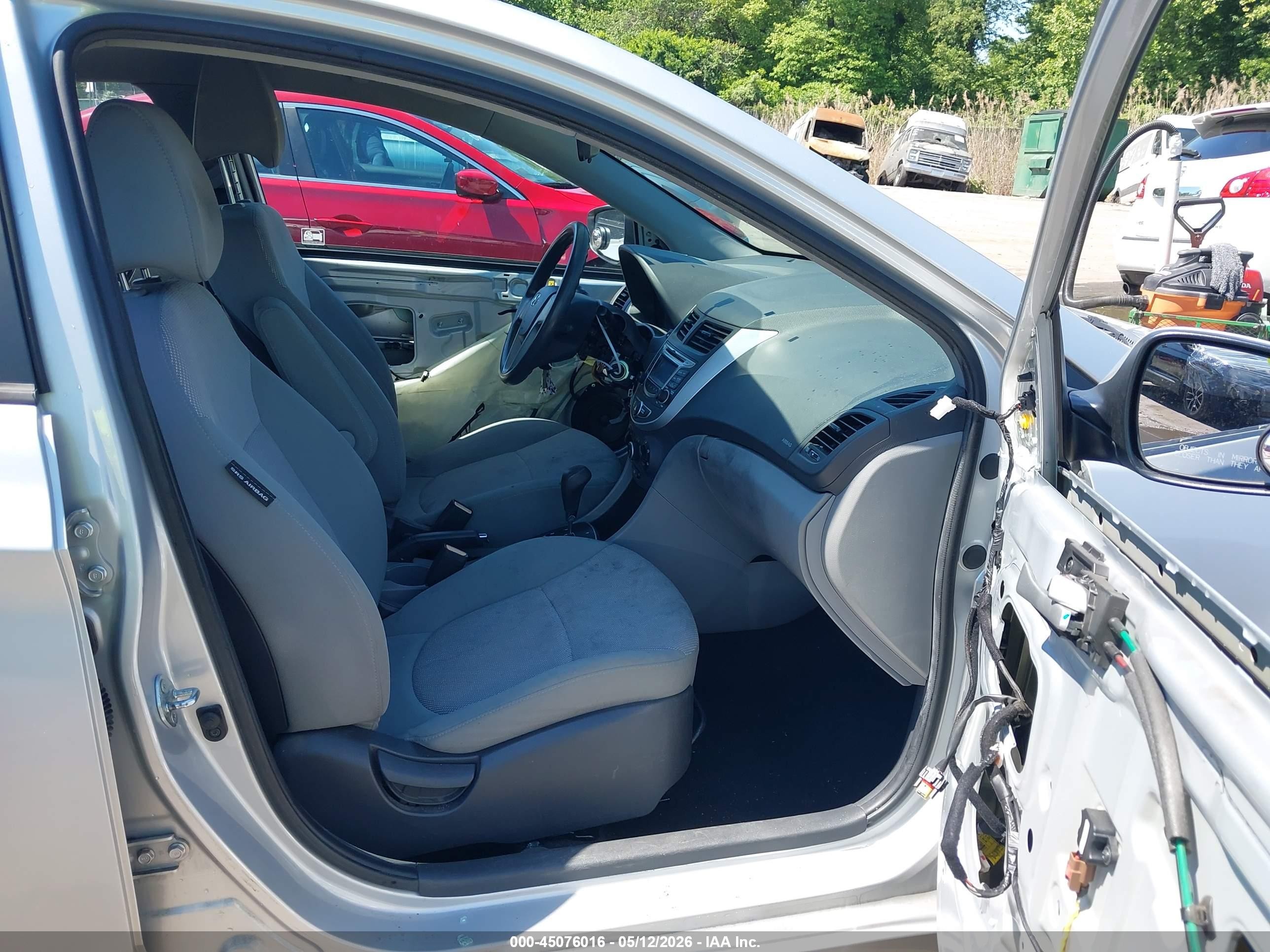 2013 Hyundai Accent Gls Серебряный vin: KMHCT4AE1DU487368