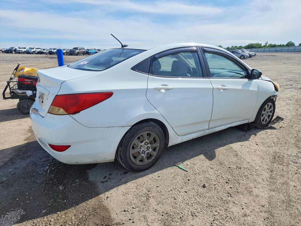 2013 Hyundai Accent Gls White vin: KMHCT4AE1DU516027