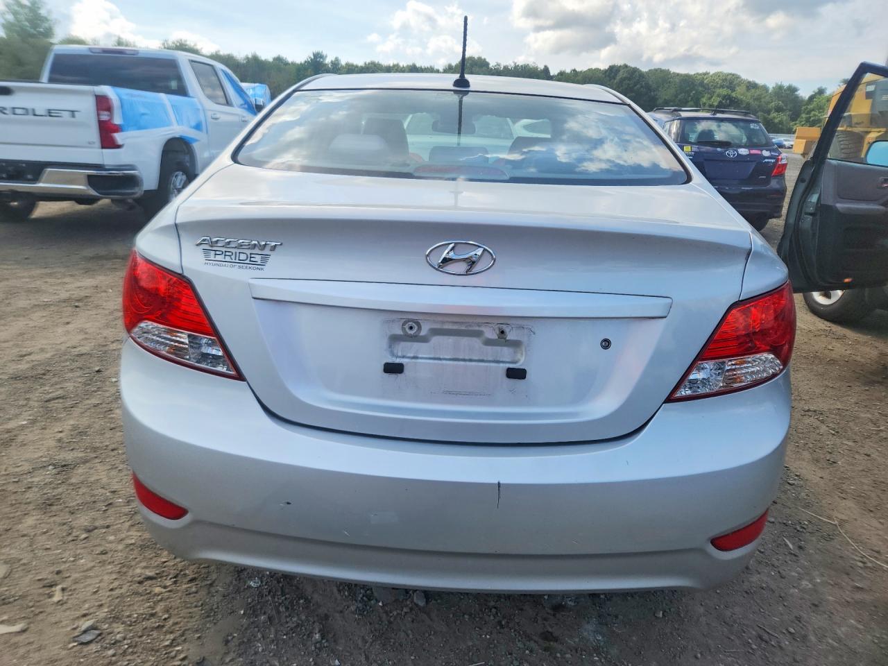 2014 Hyundai Accent Gls Silver vin: KMHCT4AE1EU731327