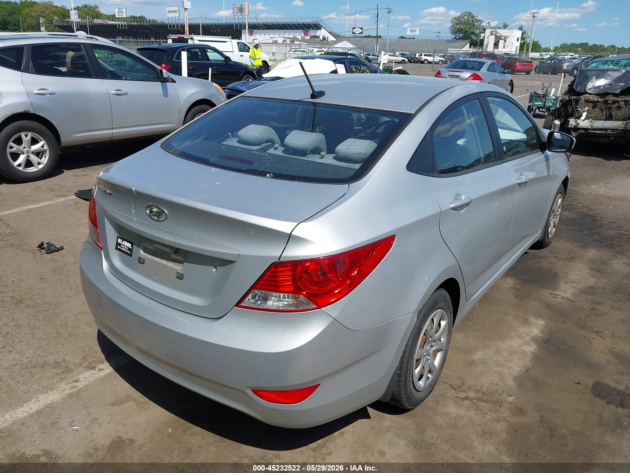 2013 Hyundai Accent Gls Silver vin: KMHCT4AE2DU400139