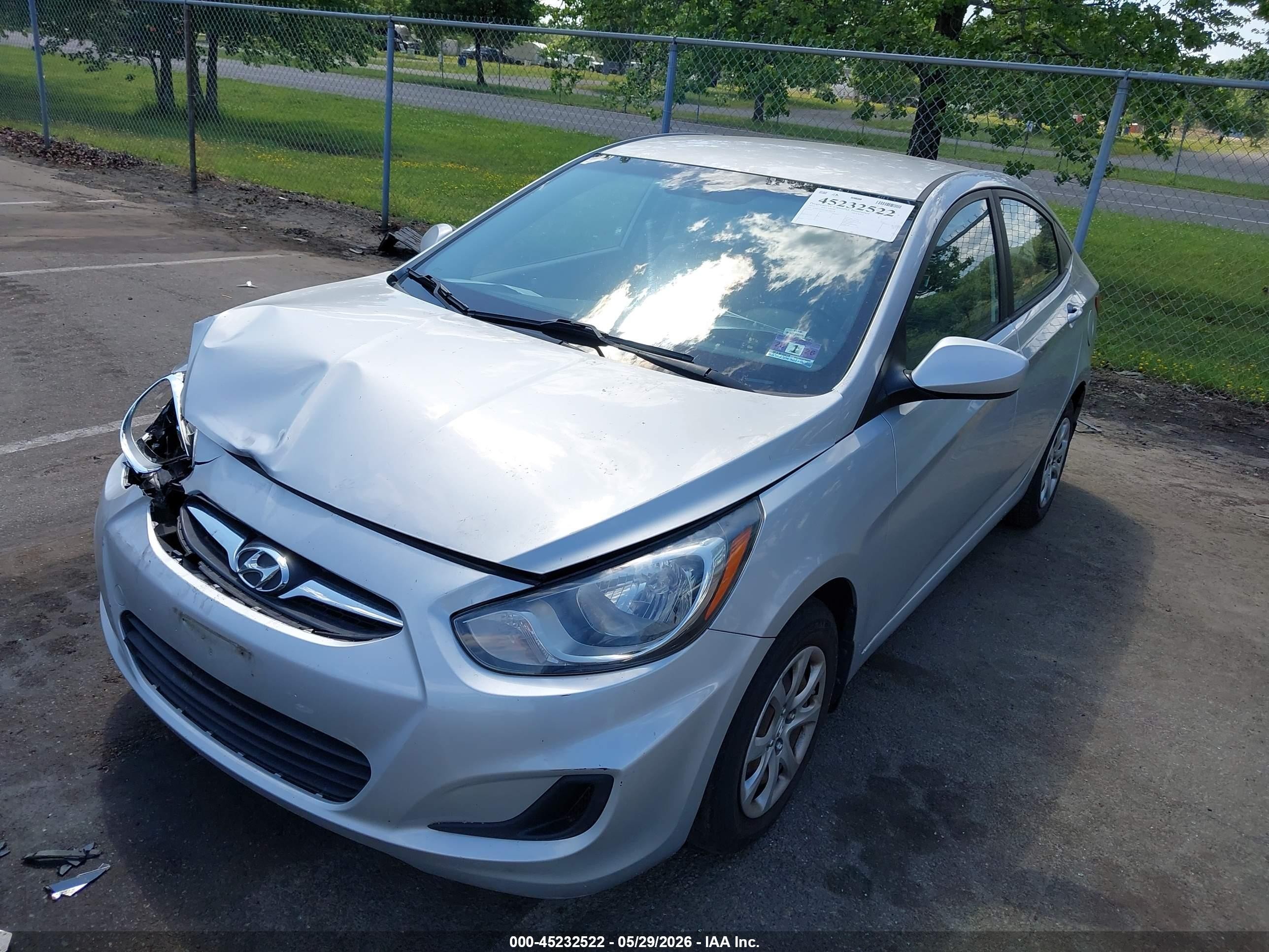2013 Hyundai Accent Gls Silver vin: KMHCT4AE2DU400139