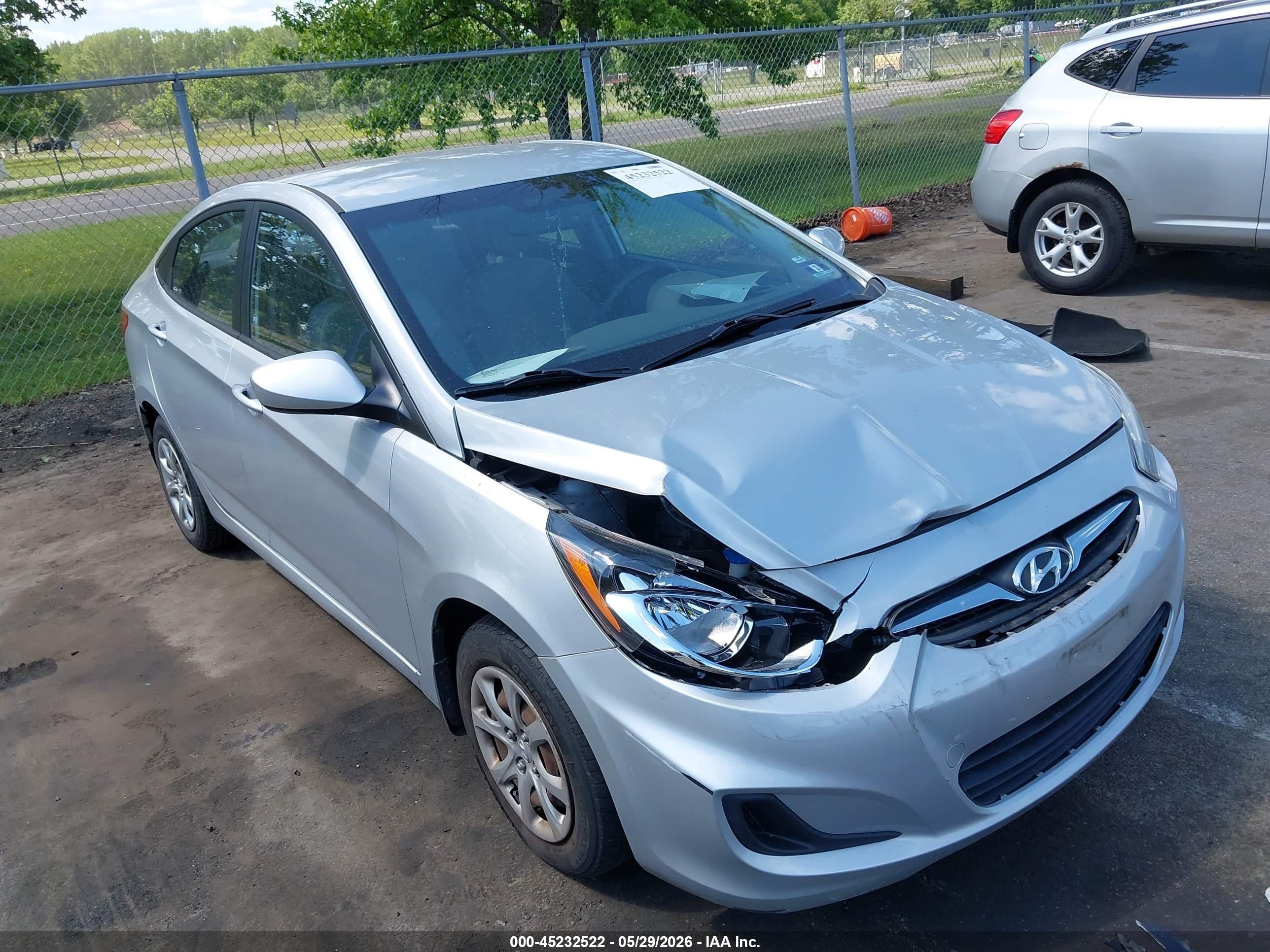2013 Hyundai Accent Gls Silver vin: KMHCT4AE2DU400139