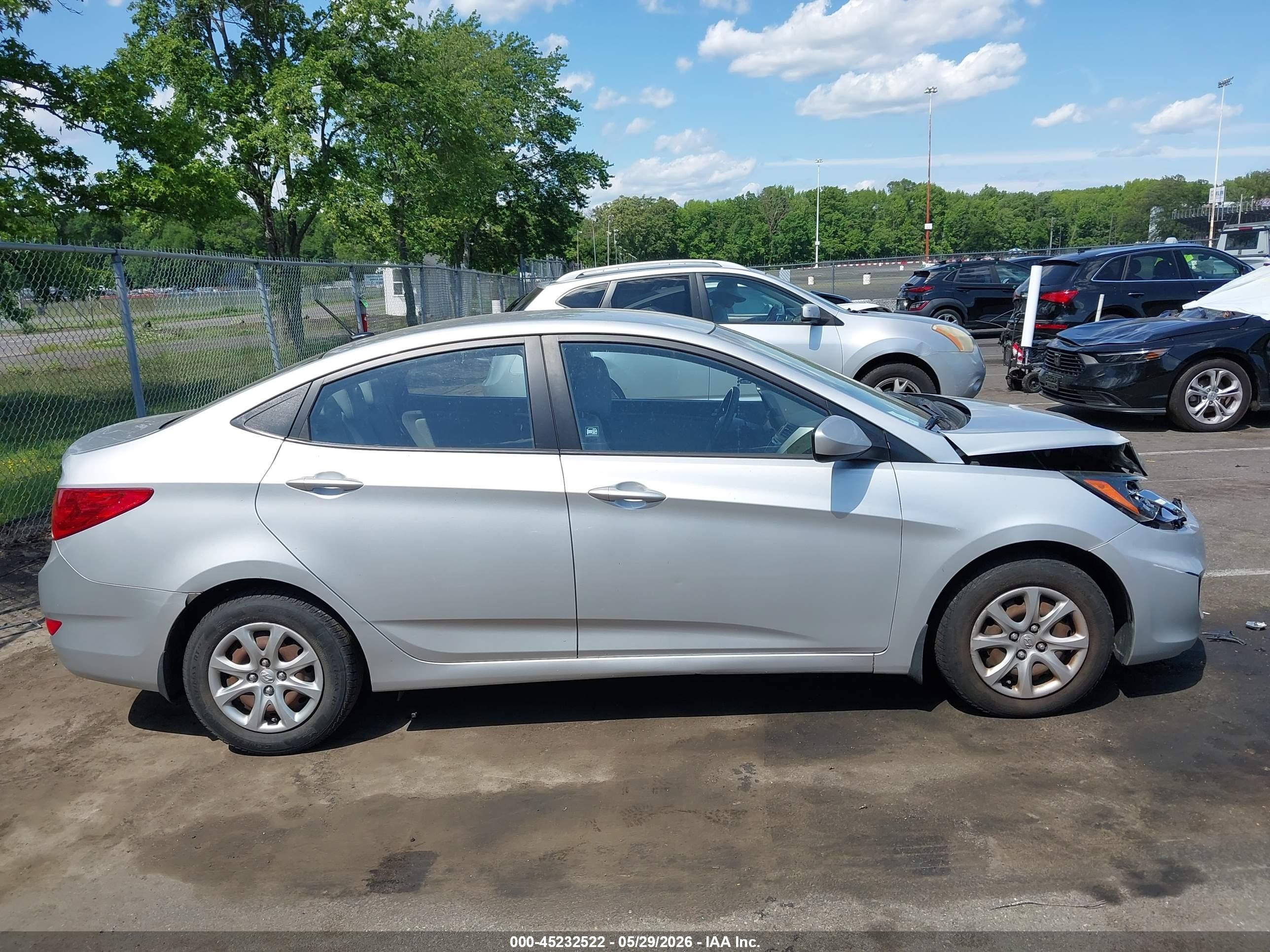 2013 Hyundai Accent Gls Silver vin: KMHCT4AE2DU400139