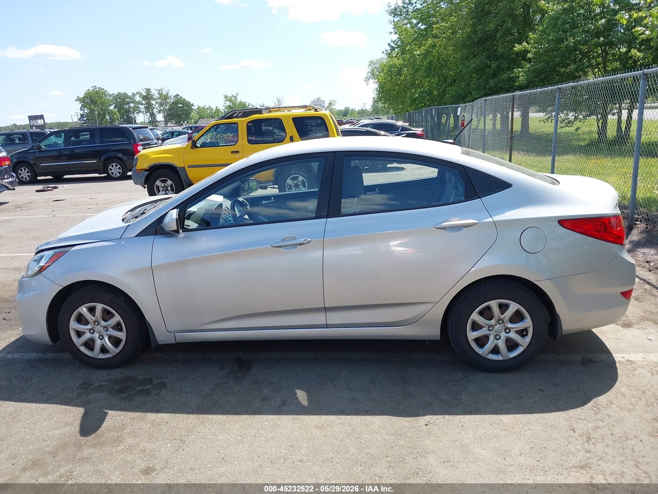 2013 Hyundai Accent Gls Silver vin: KMHCT4AE2DU400139