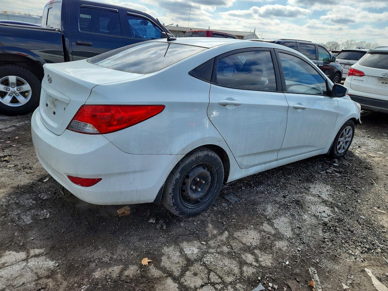 2013 Hyundai Accent Gls White vin: KMHCT4AE2DU411464