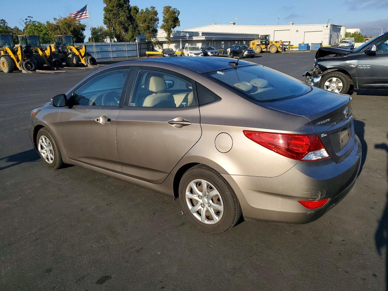 2013 Hyundai Accent Gls Beige vin: KMHCT4AE2DU542099
