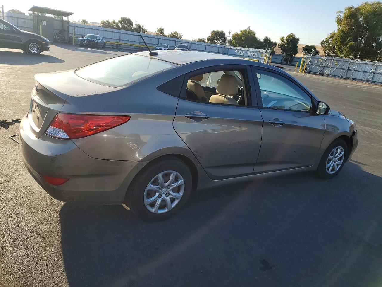 2013 Hyundai Accent Gls Beige vin: KMHCT4AE2DU542099