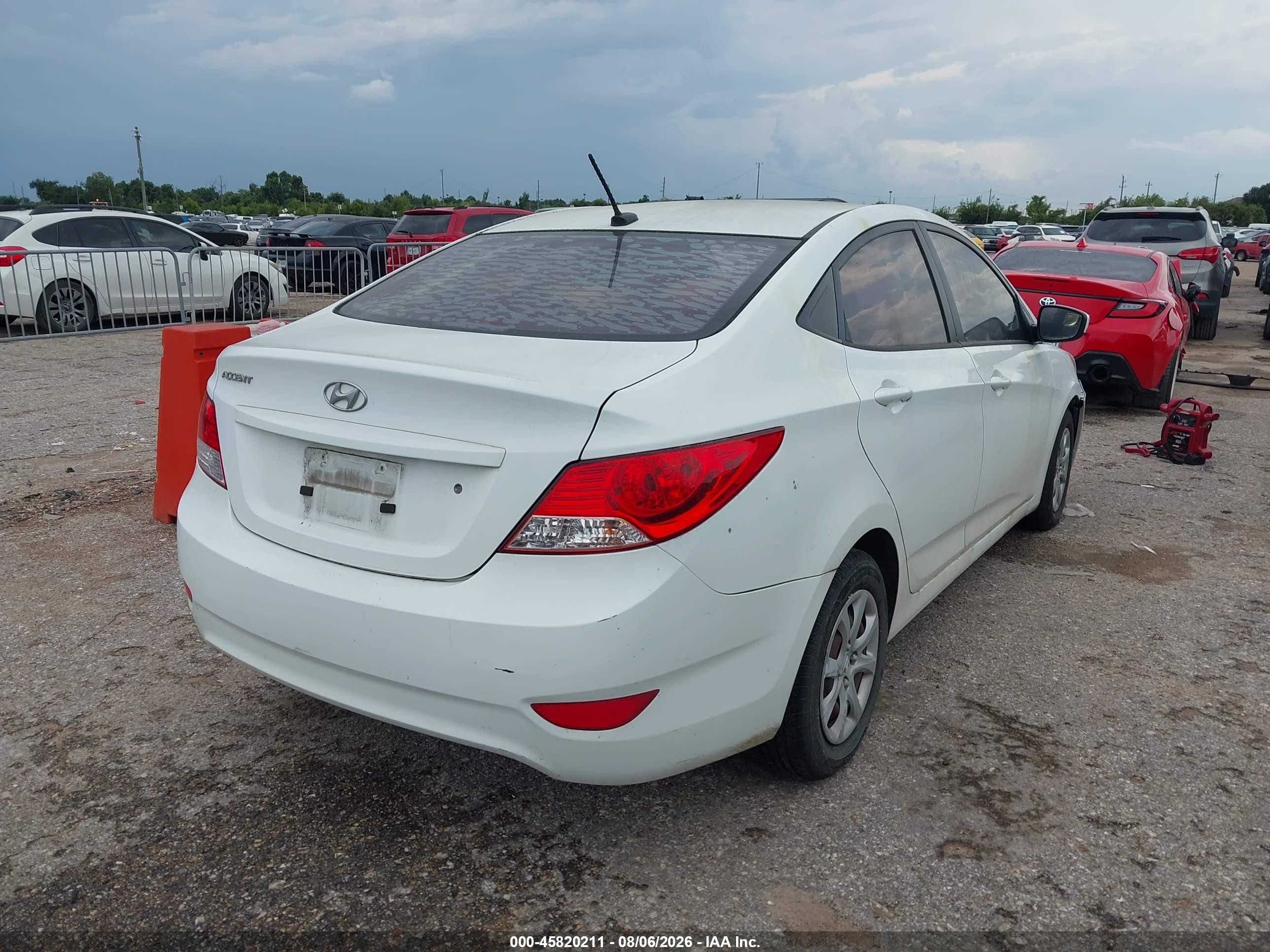 2014 Hyundai Accent Gls Белый vin: KMHCT4AE2EU601928