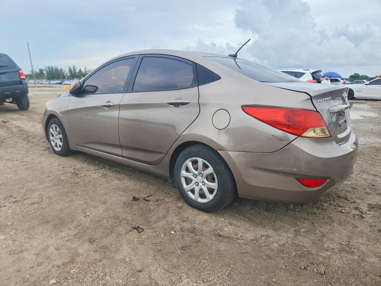 2014 Hyundai Accent Gls Beige vin: KMHCT4AE2EU675589