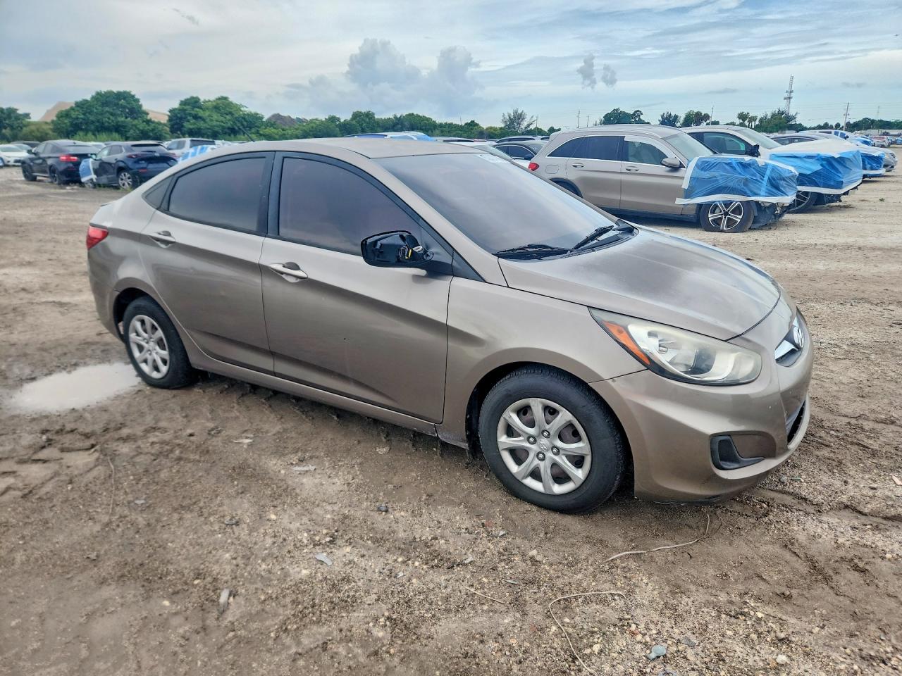 2014 Hyundai Accent Gls Beige vin: KMHCT4AE2EU675589