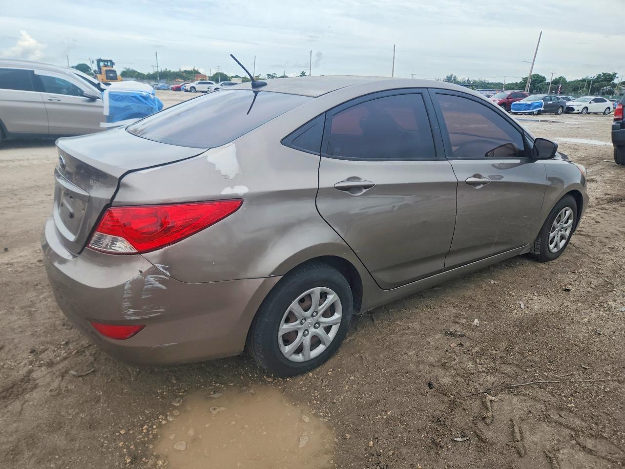 2014 Hyundai Accent Gls Beige vin: KMHCT4AE2EU675589
