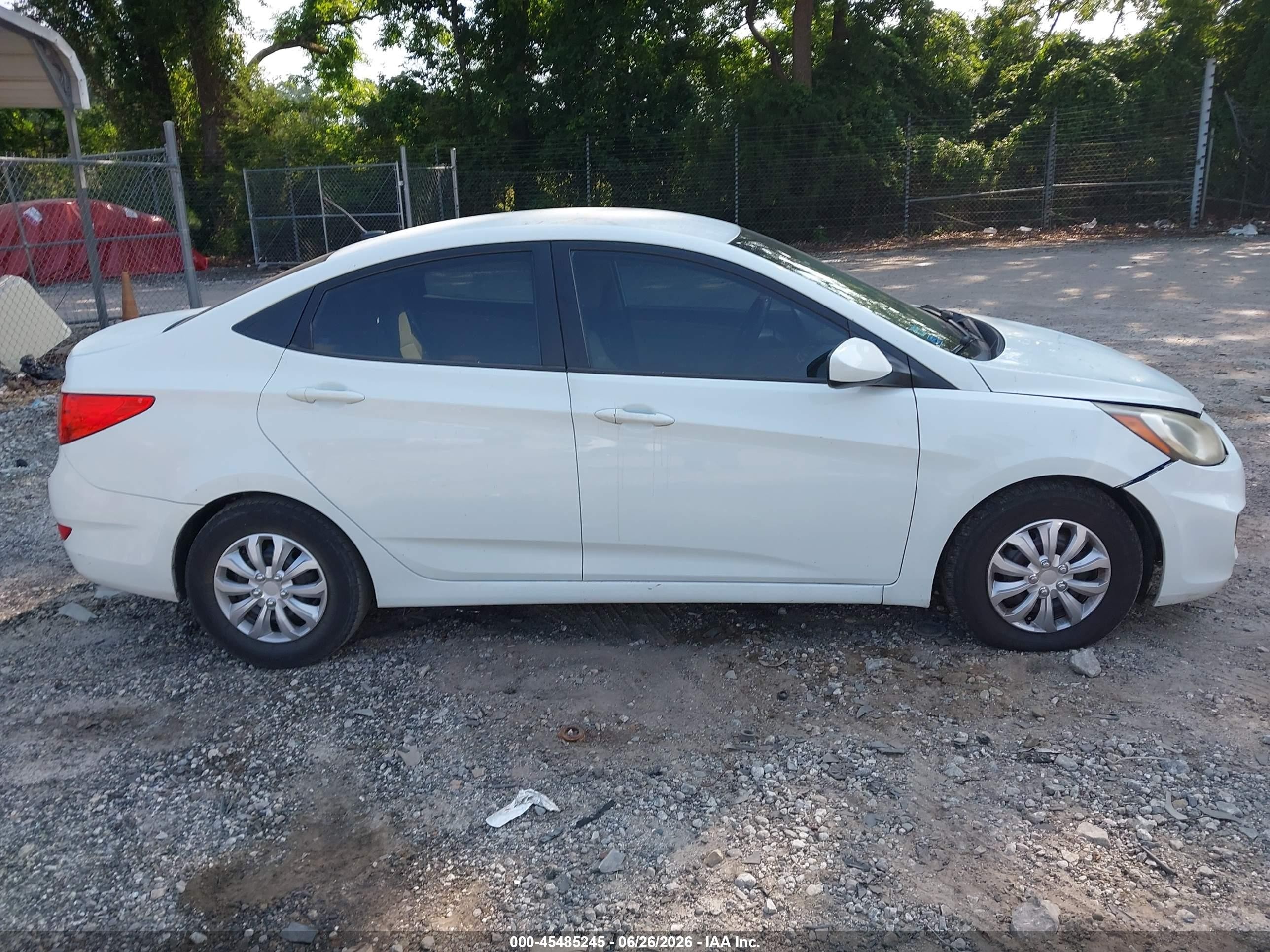 2013 Hyundai Accent Gls White vin: KMHCT4AE3DU290072