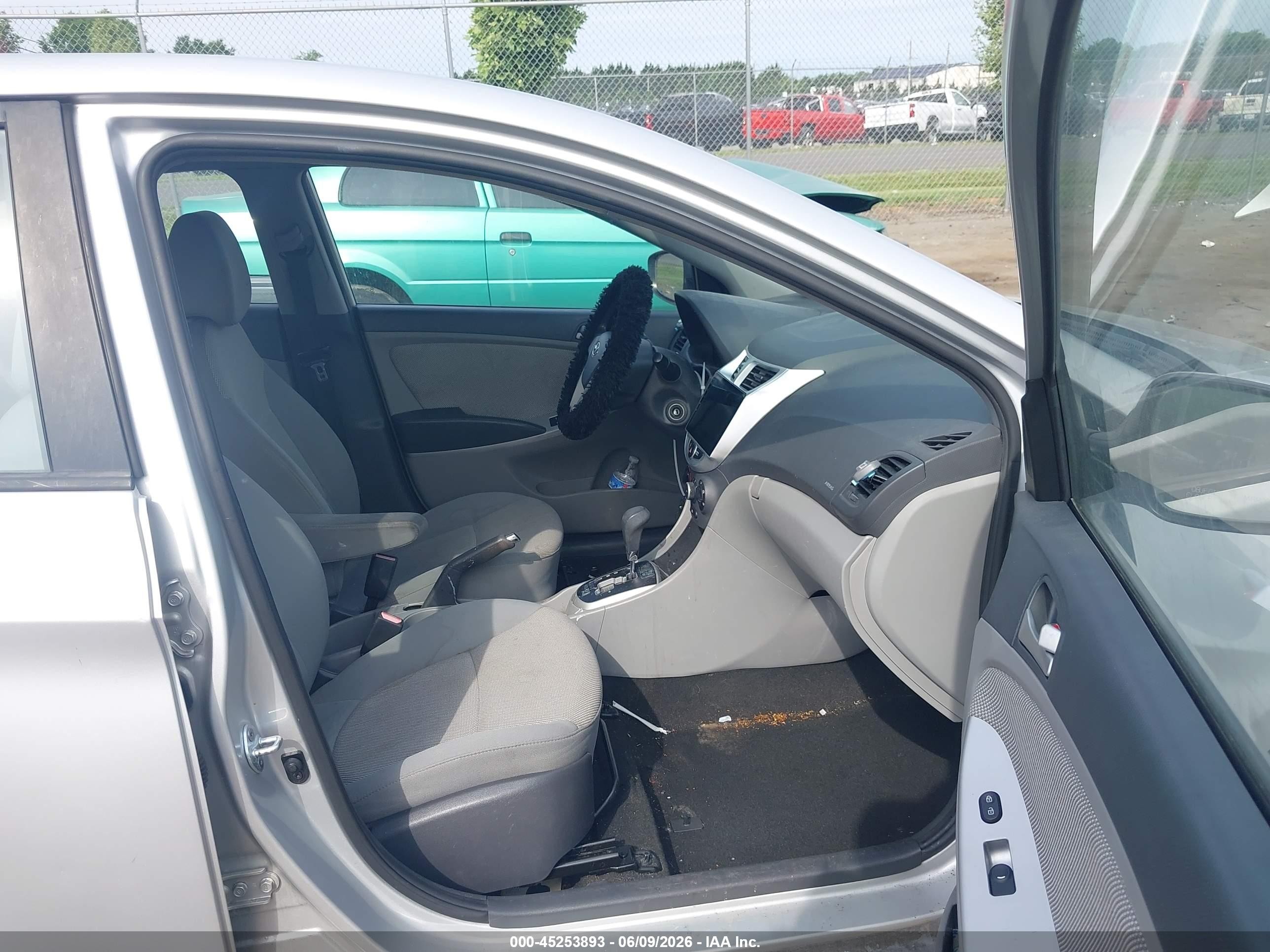 2013 Hyundai Accent Gls Silver vin: KMHCT4AE3DU341375