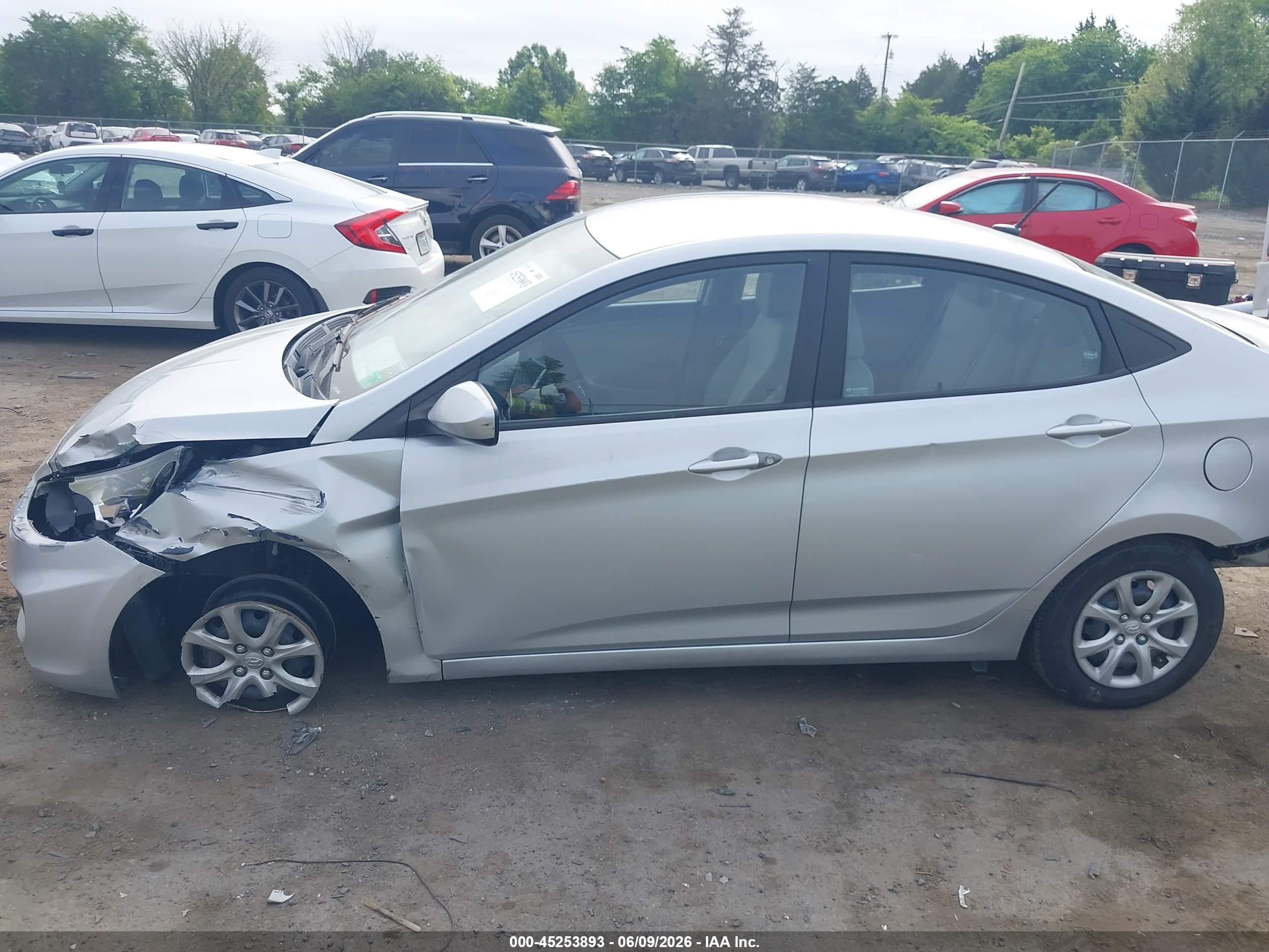 2013 Hyundai Accent Gls Silver vin: KMHCT4AE3DU341375
