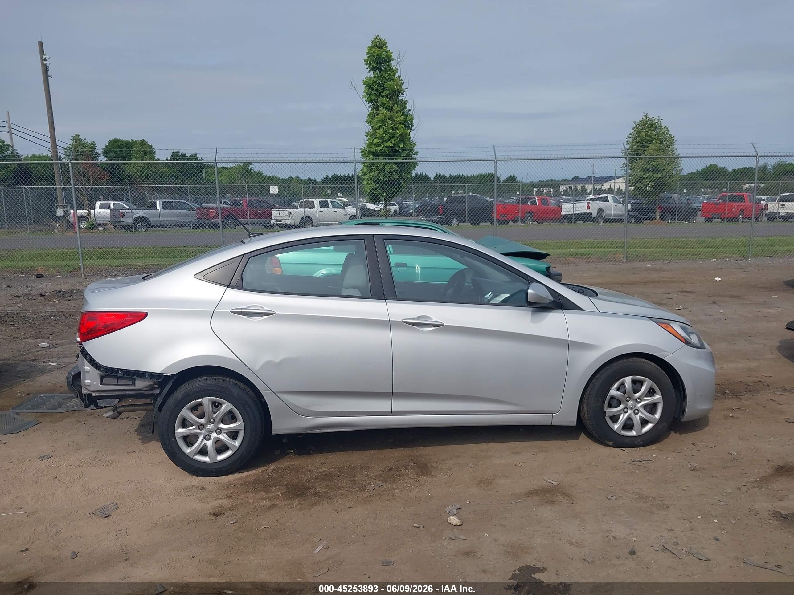 2013 Hyundai Accent Gls Silver vin: KMHCT4AE3DU341375