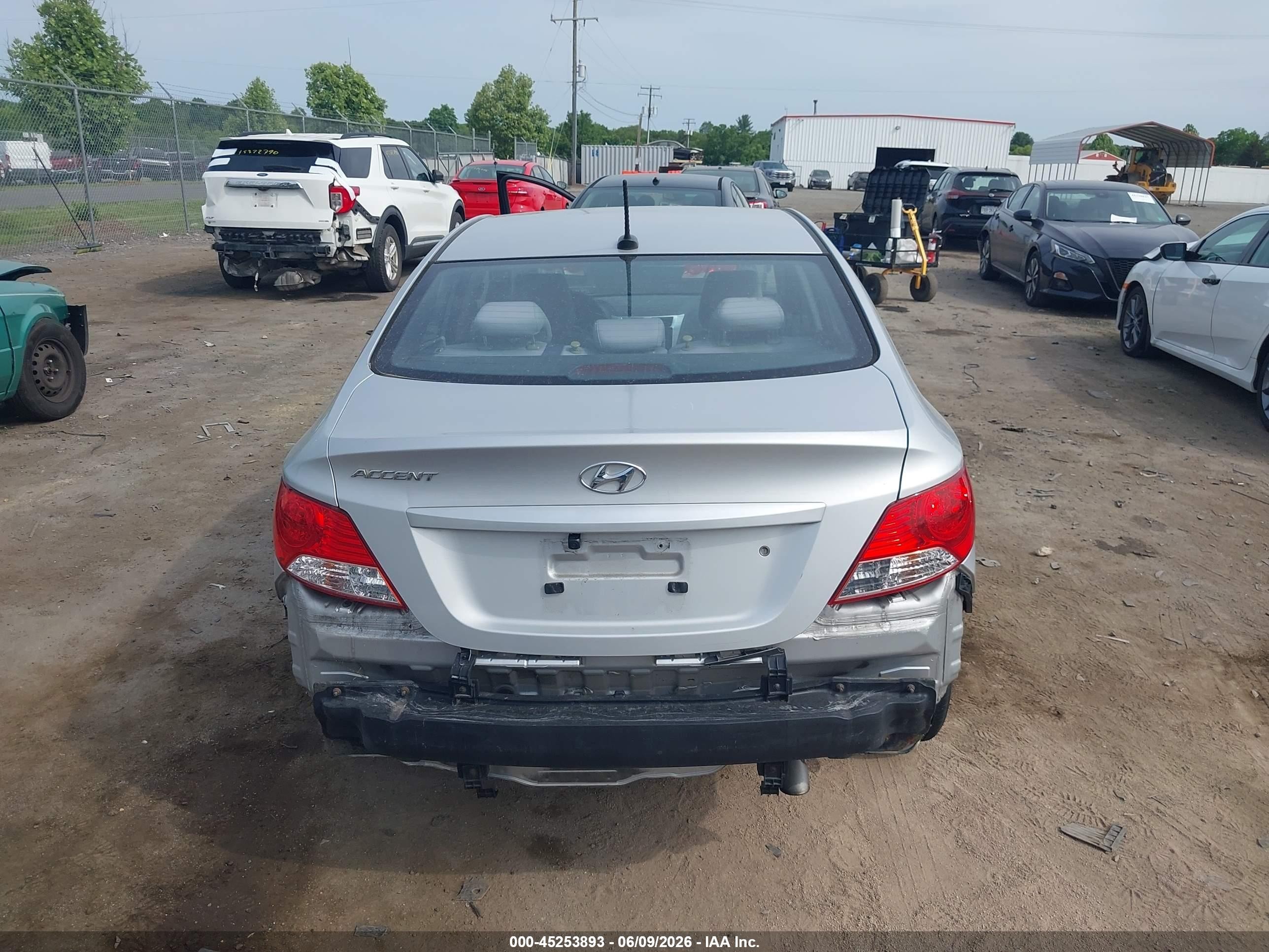 2013 Hyundai Accent Gls Silver vin: KMHCT4AE3DU341375