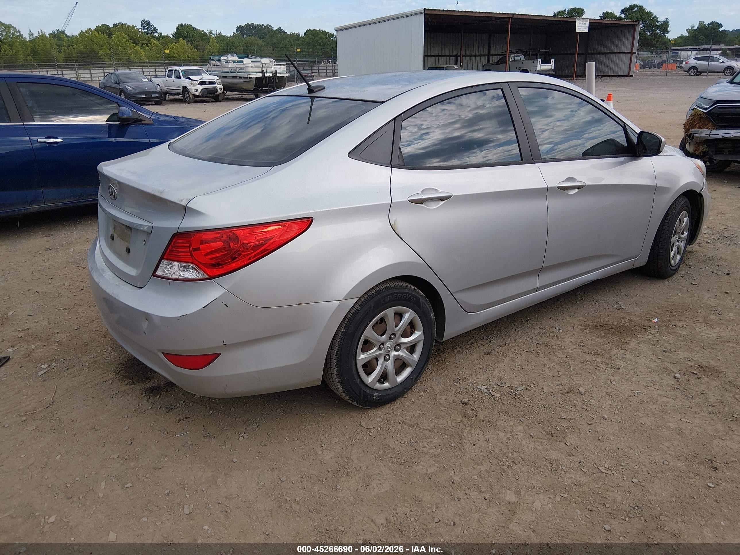 2013 Hyundai Accent Gls Silver vin: KMHCT4AE3DU501030