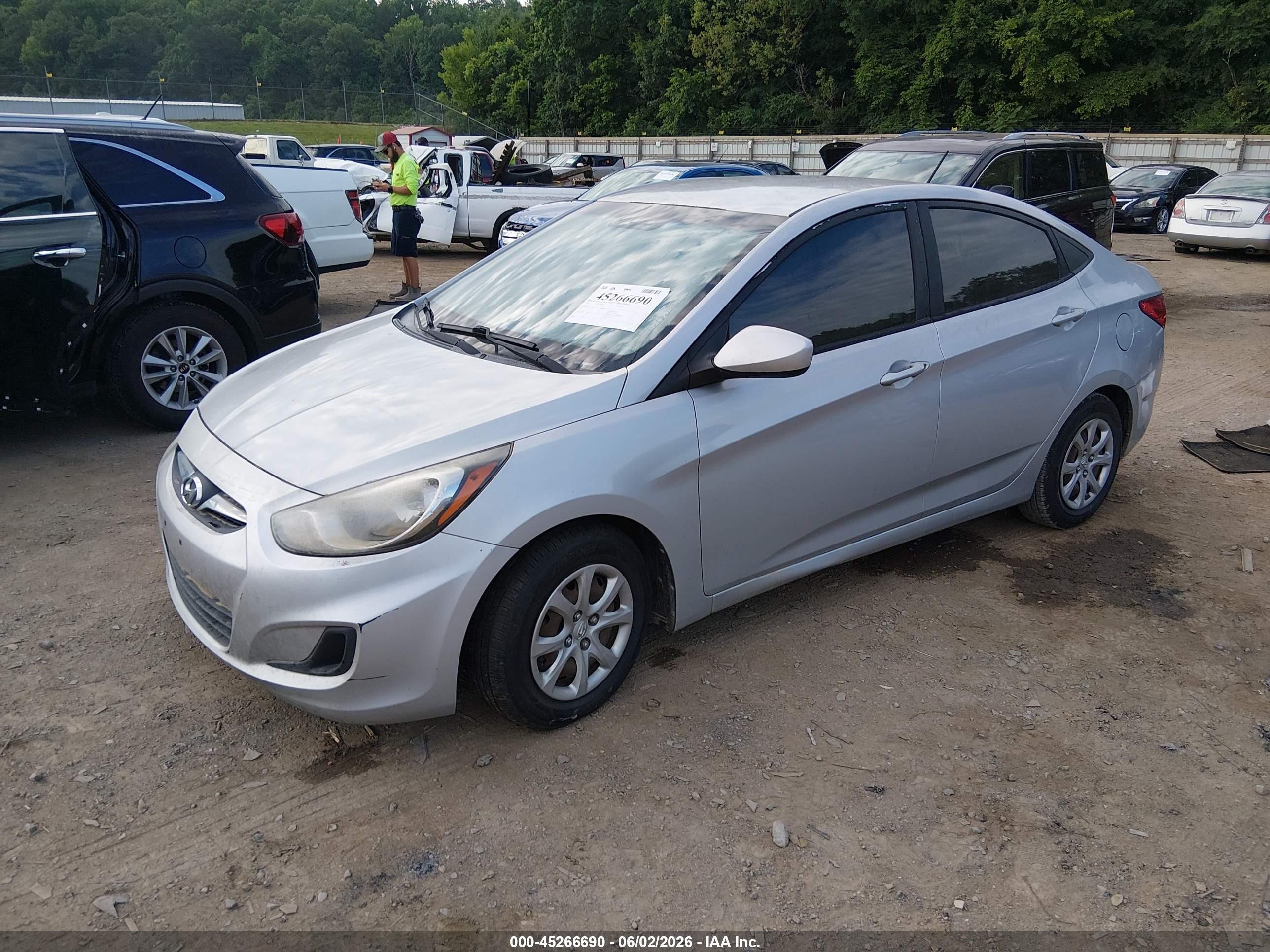 2013 Hyundai Accent Gls Silver vin: KMHCT4AE3DU501030