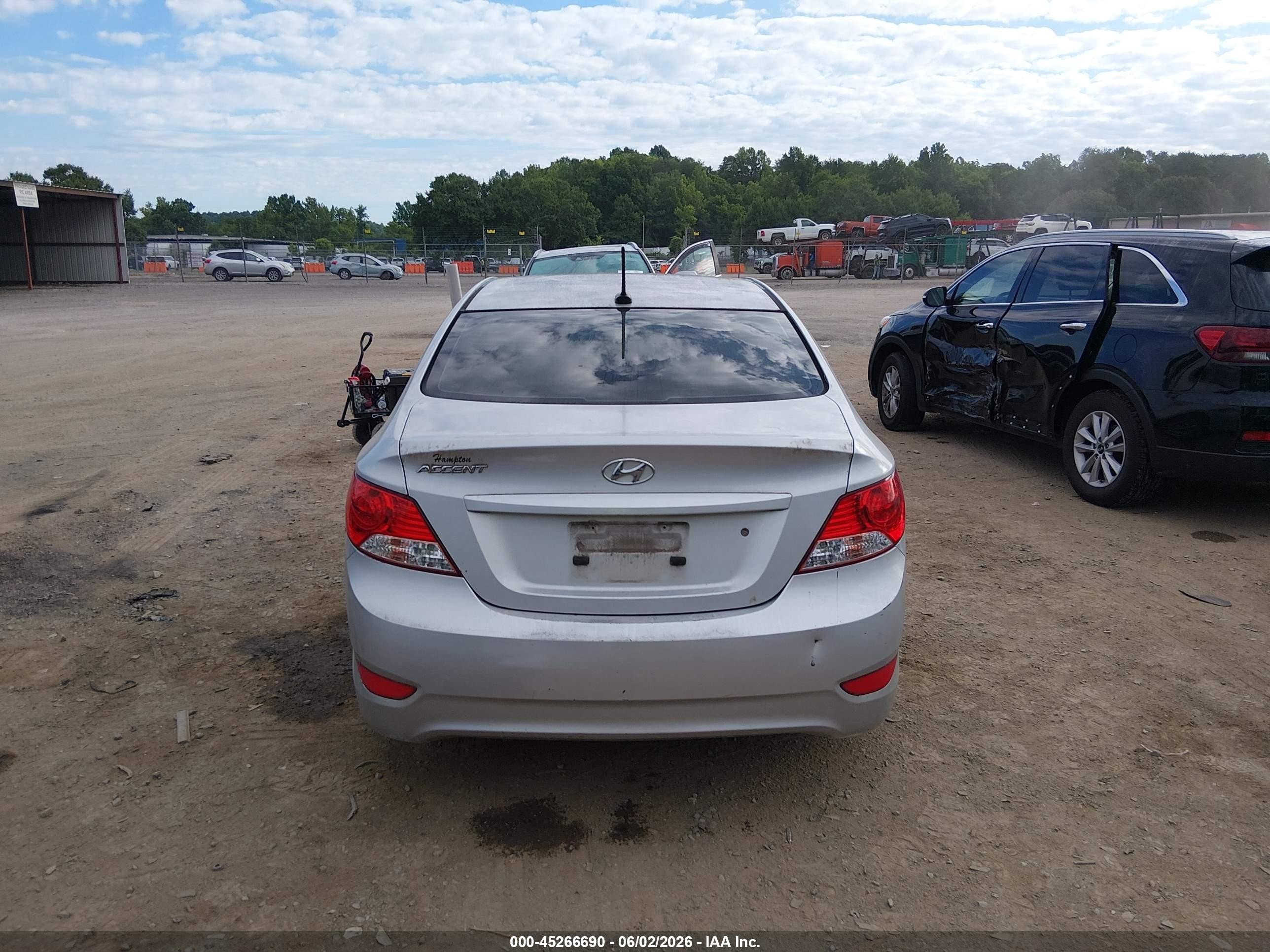 2013 Hyundai Accent Gls Silver vin: KMHCT4AE3DU501030