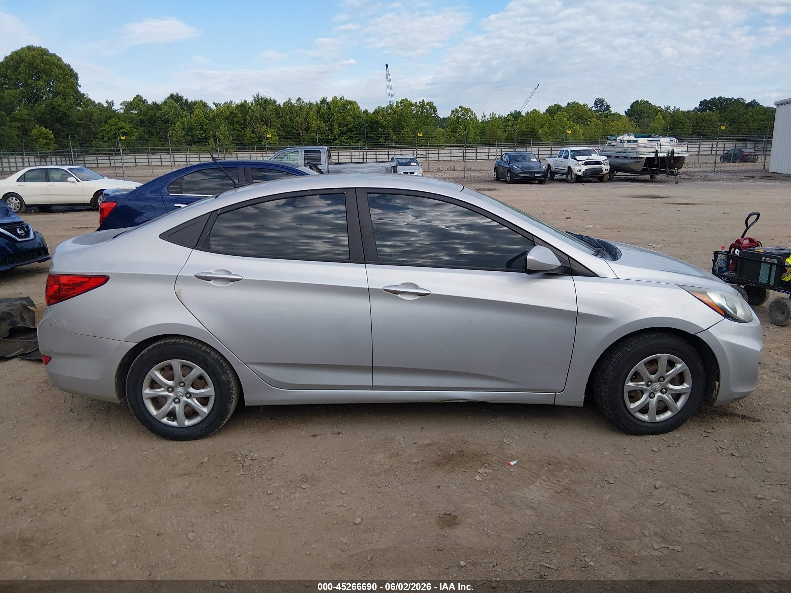 2013 Hyundai Accent Gls Silver vin: KMHCT4AE3DU501030