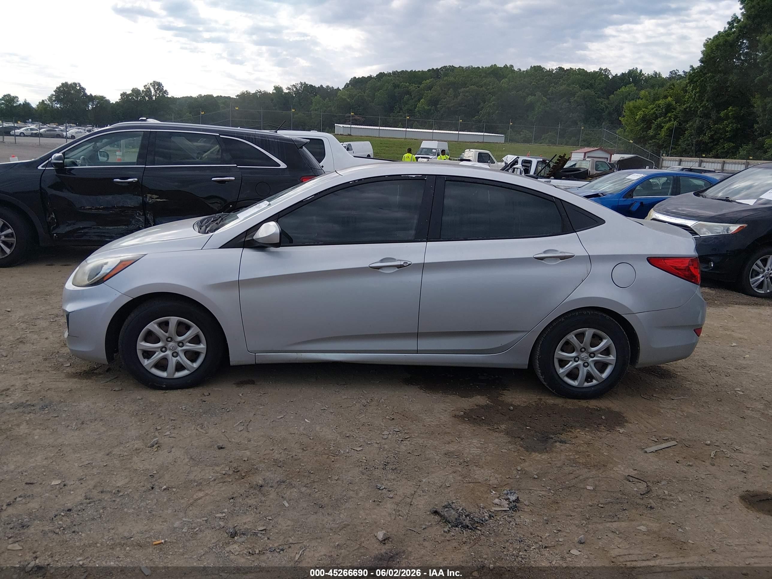2013 Hyundai Accent Gls Silver vin: KMHCT4AE3DU501030