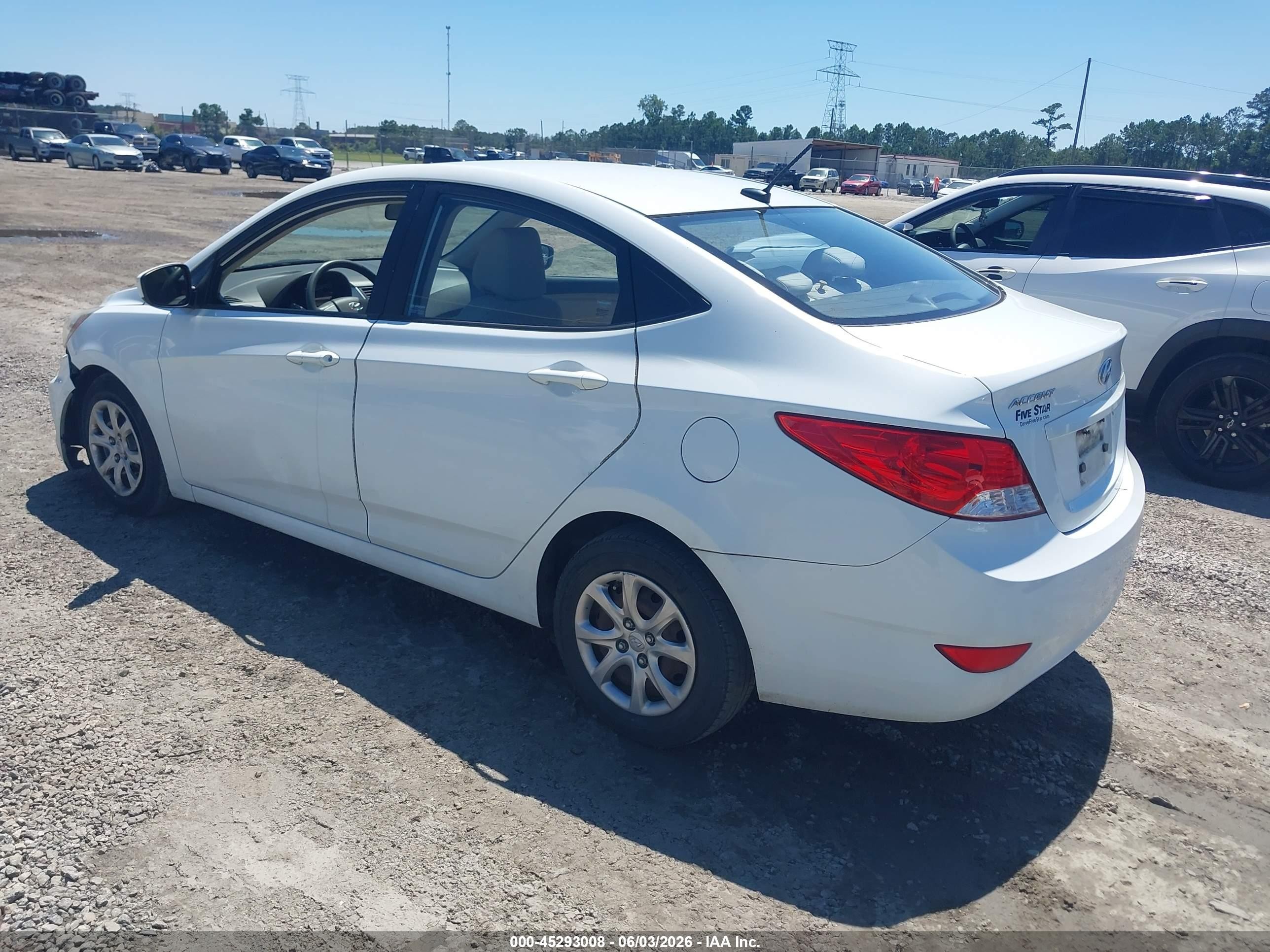 2013 Hyundai Accent Gls Белый vin: KMHCT4AE3DU551488