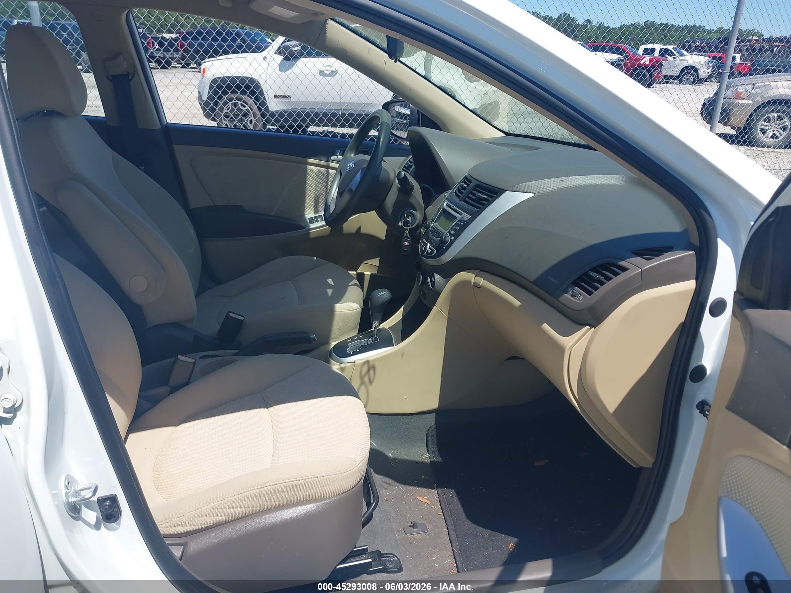 2013 Hyundai Accent Gls Белый vin: KMHCT4AE3DU551488