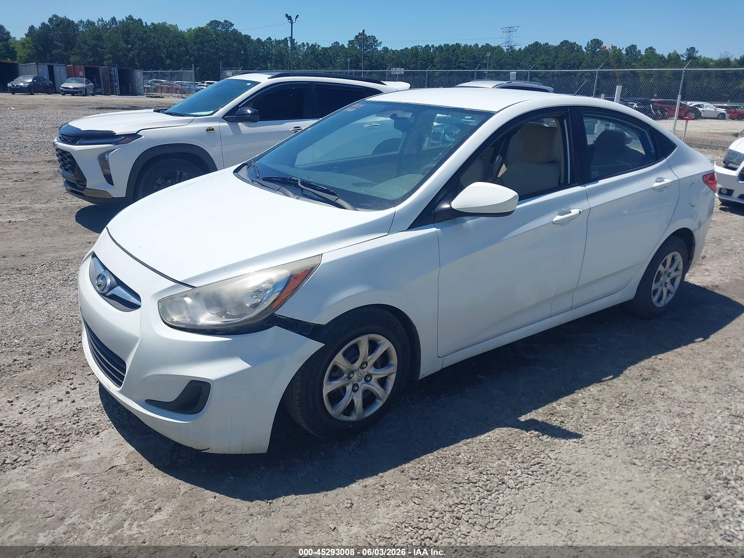 2013 Hyundai Accent Gls Белый vin: KMHCT4AE3DU551488