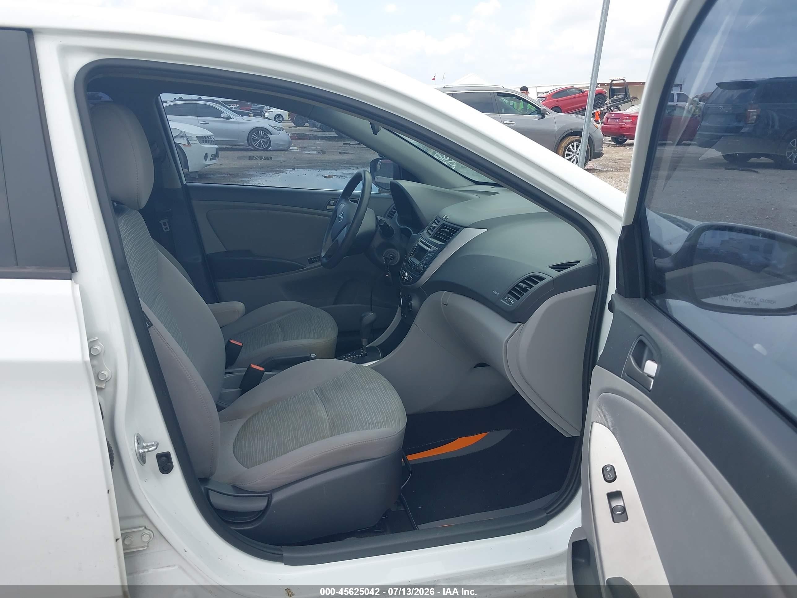 2015 Hyundai Accent Gls Белый vin: KMHCT4AE3FU825517