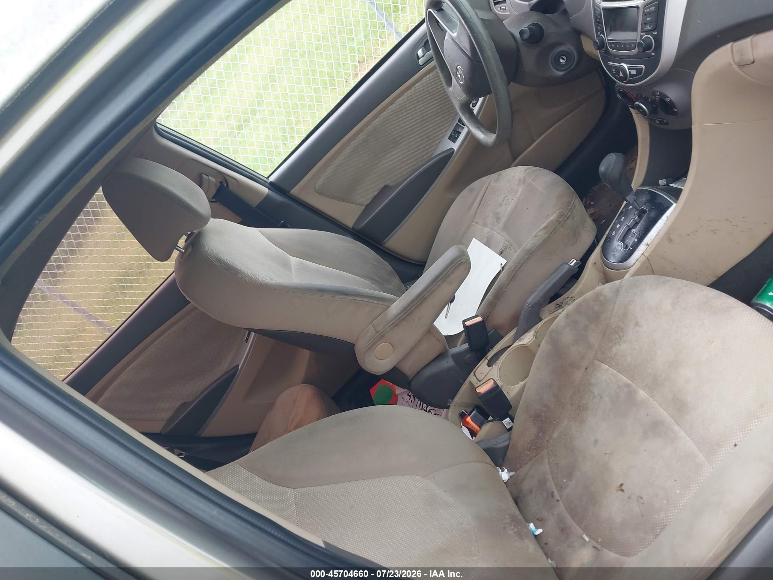 2014 Hyundai Accent Gls Beige vin: KMHCT4AE4EU673570