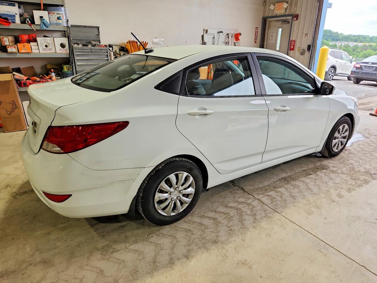2015 Hyundai Accent Gls White vin: KMHCT4AE4FU847011