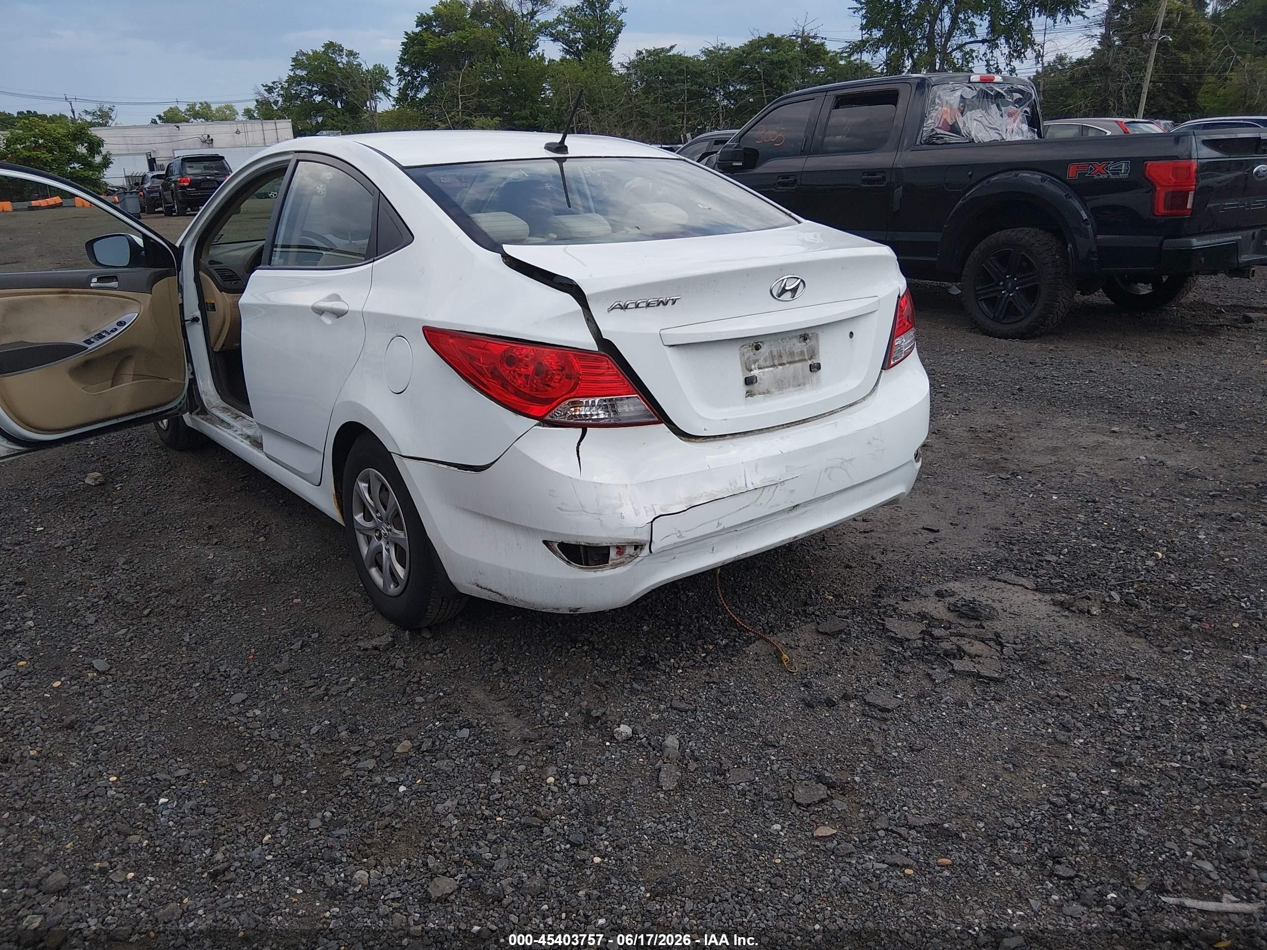 2012 Hyundai Accent Gls White vin: KMHCT4AE5CU261686