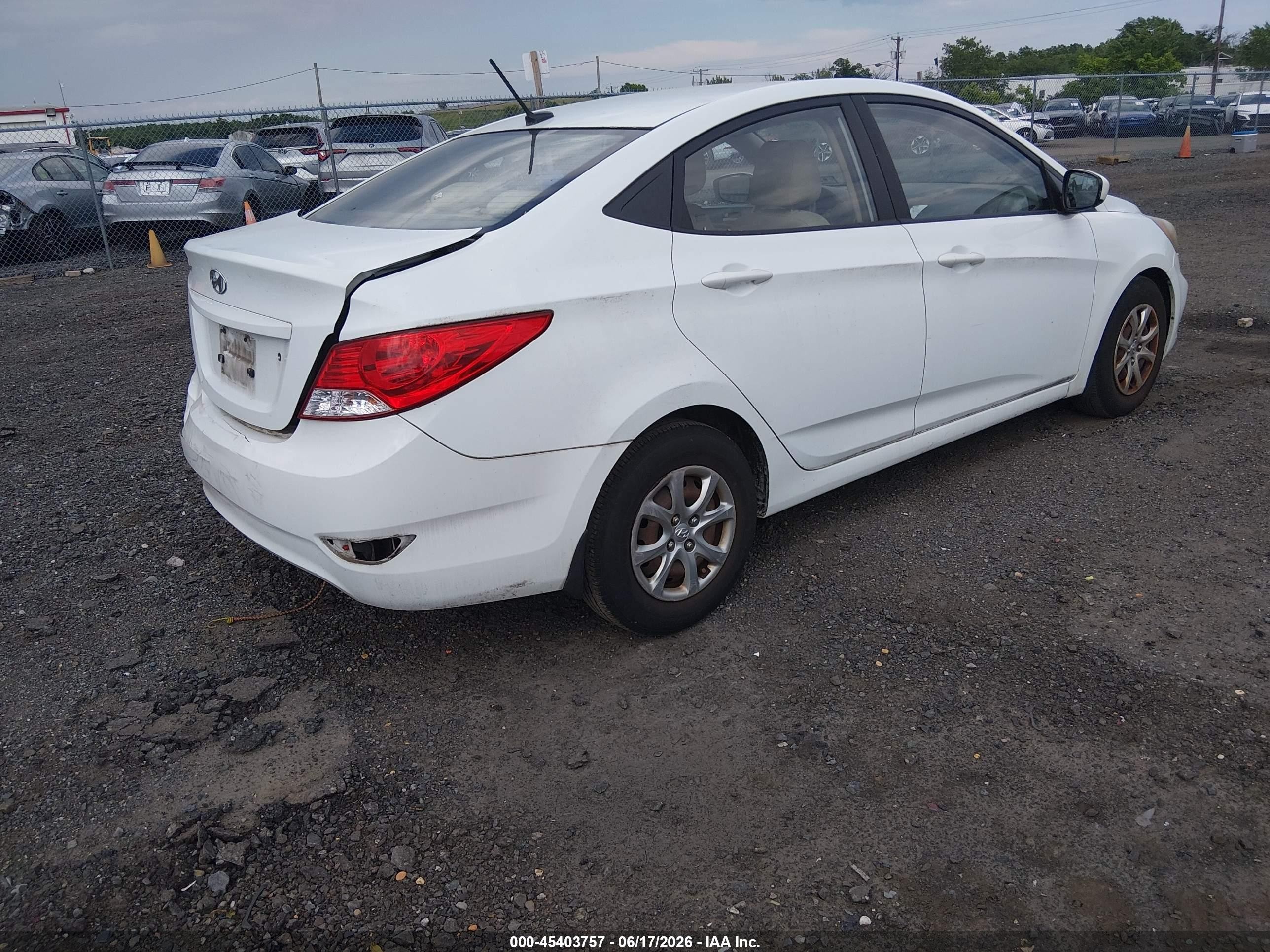 2012 Hyundai Accent Gls White vin: KMHCT4AE5CU261686