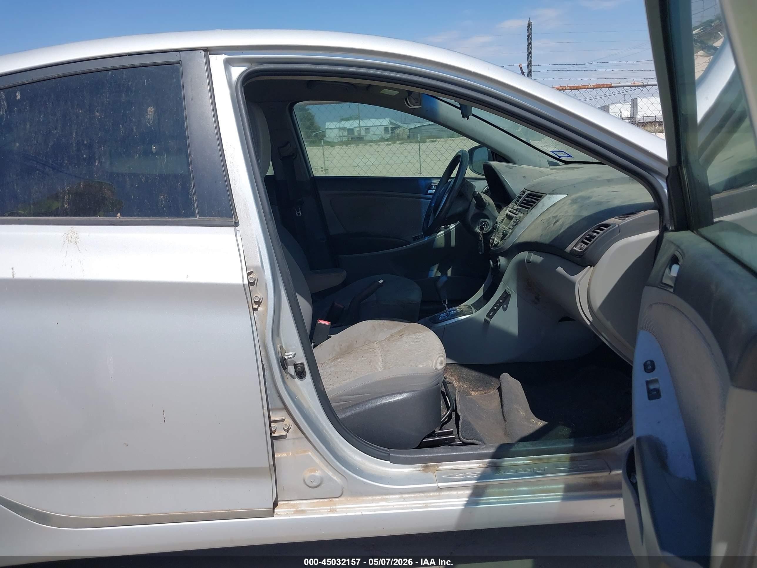 2013 Hyundai Accent Gls Silver vin: KMHCT4AE5DU305199
