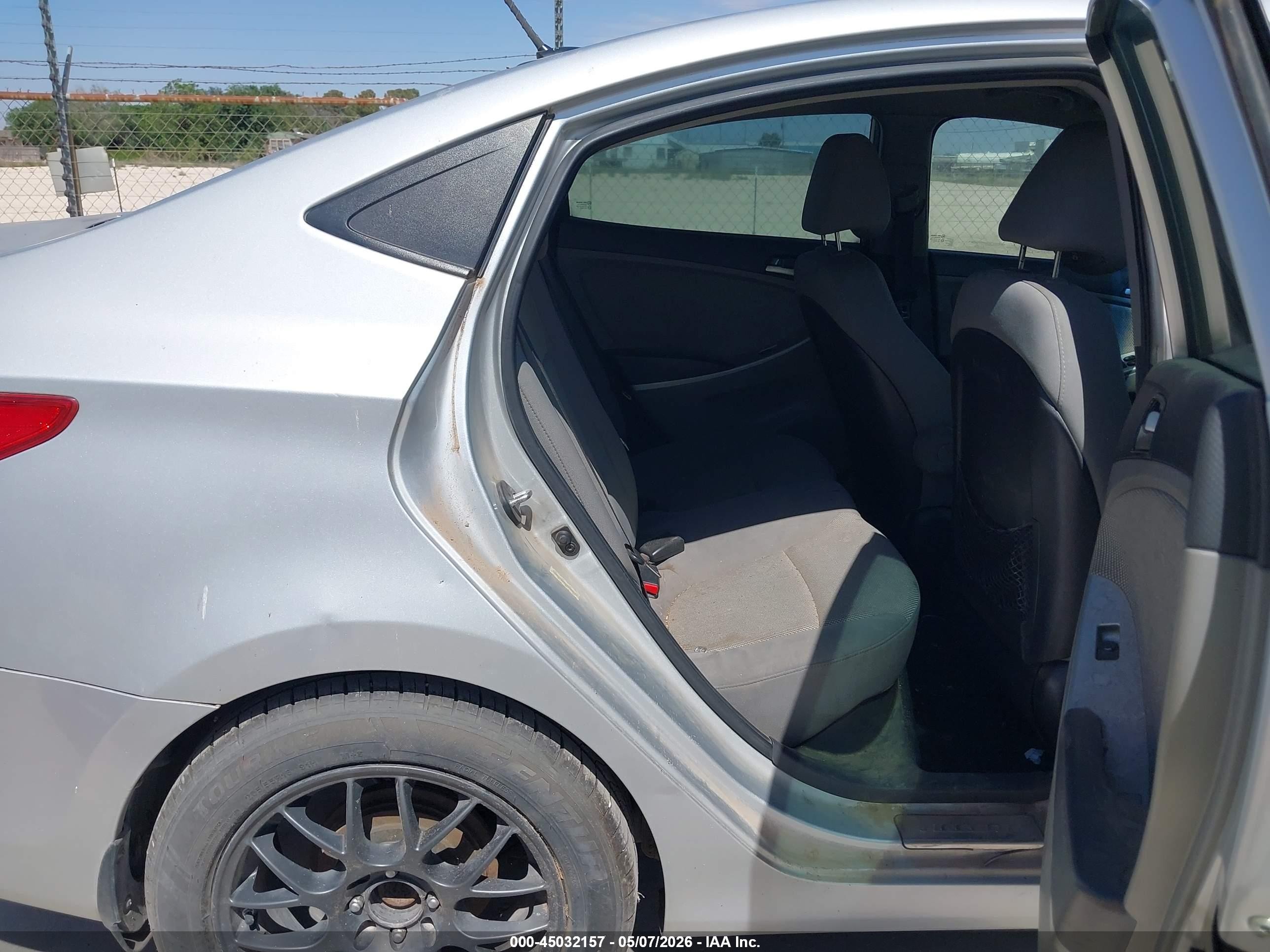2013 Hyundai Accent Gls Silver vin: KMHCT4AE5DU305199