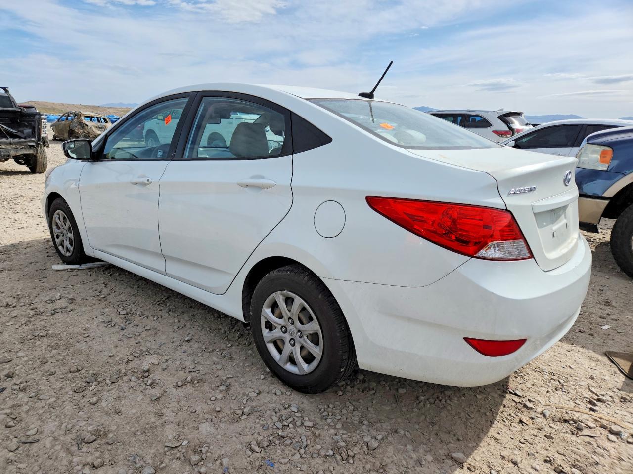 2014 Hyundai Accent Gls White vin: KMHCT4AE5EU713977