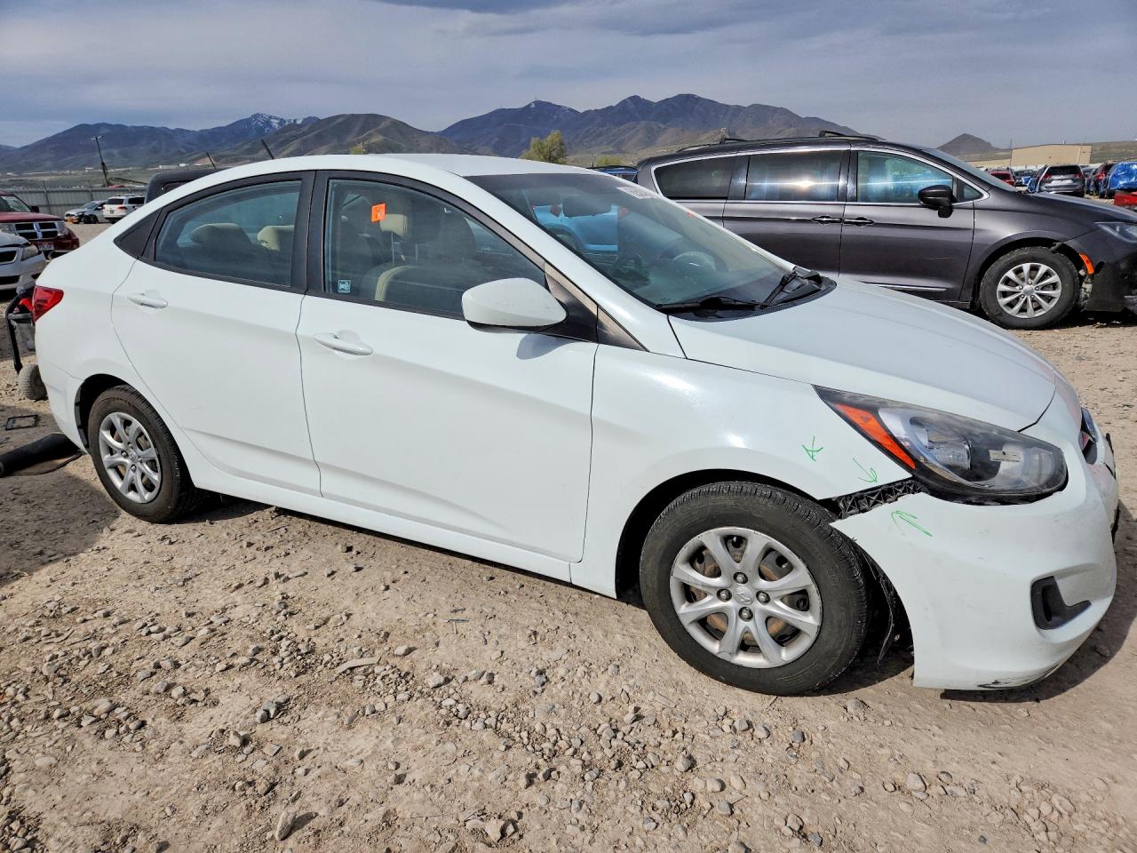 2014 Hyundai Accent Gls White vin: KMHCT4AE5EU713977