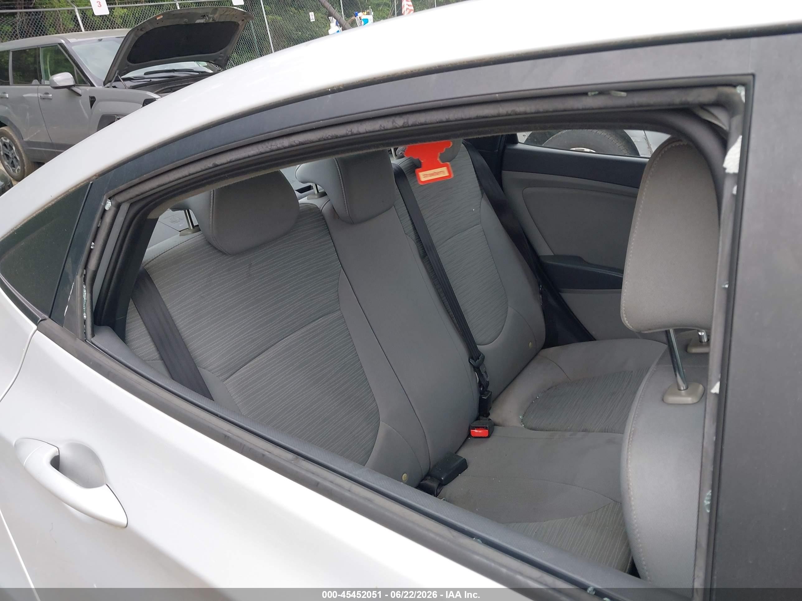 2015 Hyundai Accent Gls Silver vin: KMHCT4AE5FU923125