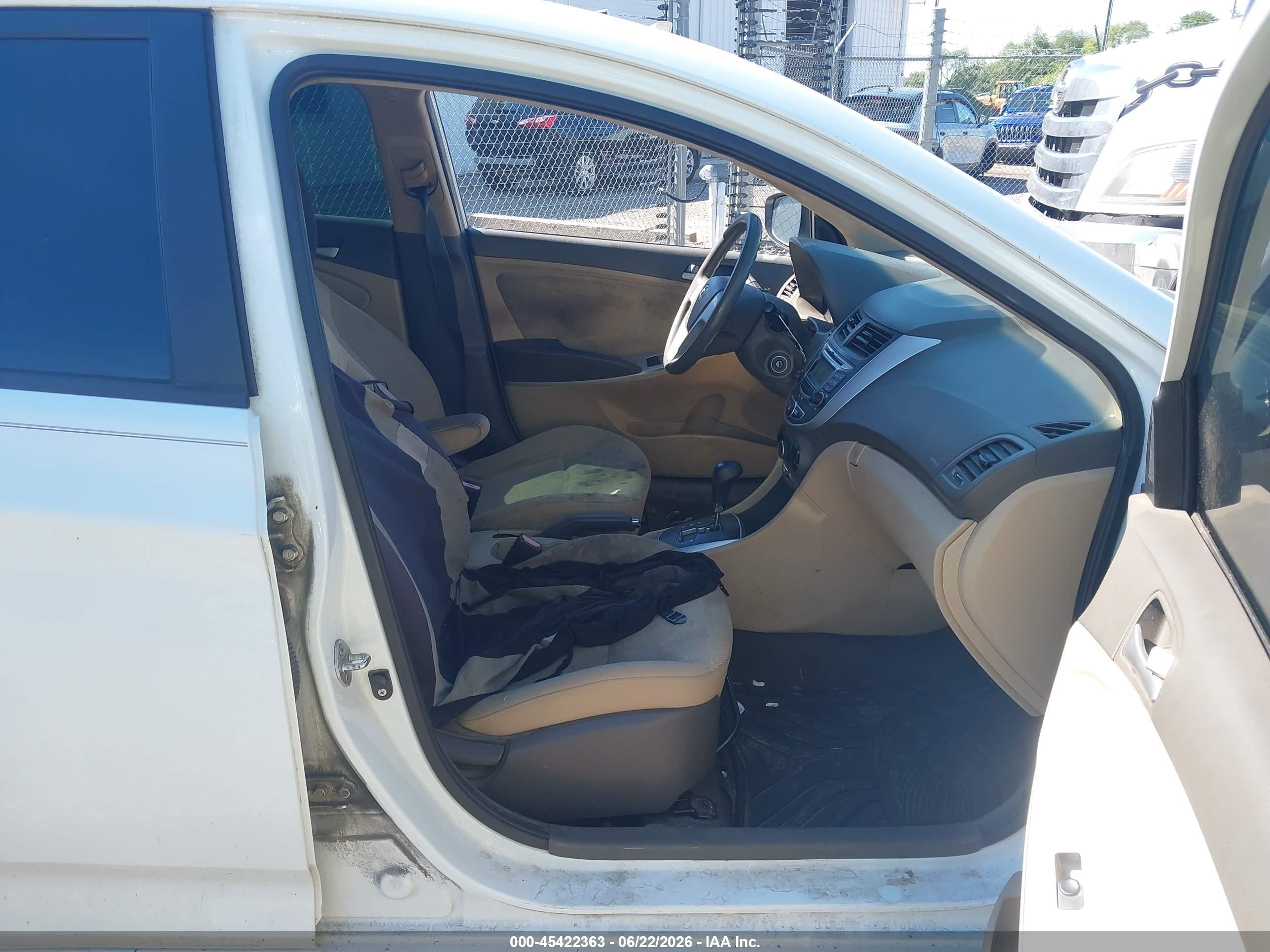 2012 Hyundai Accent Gls White vin: KMHCT4AE6CU208320