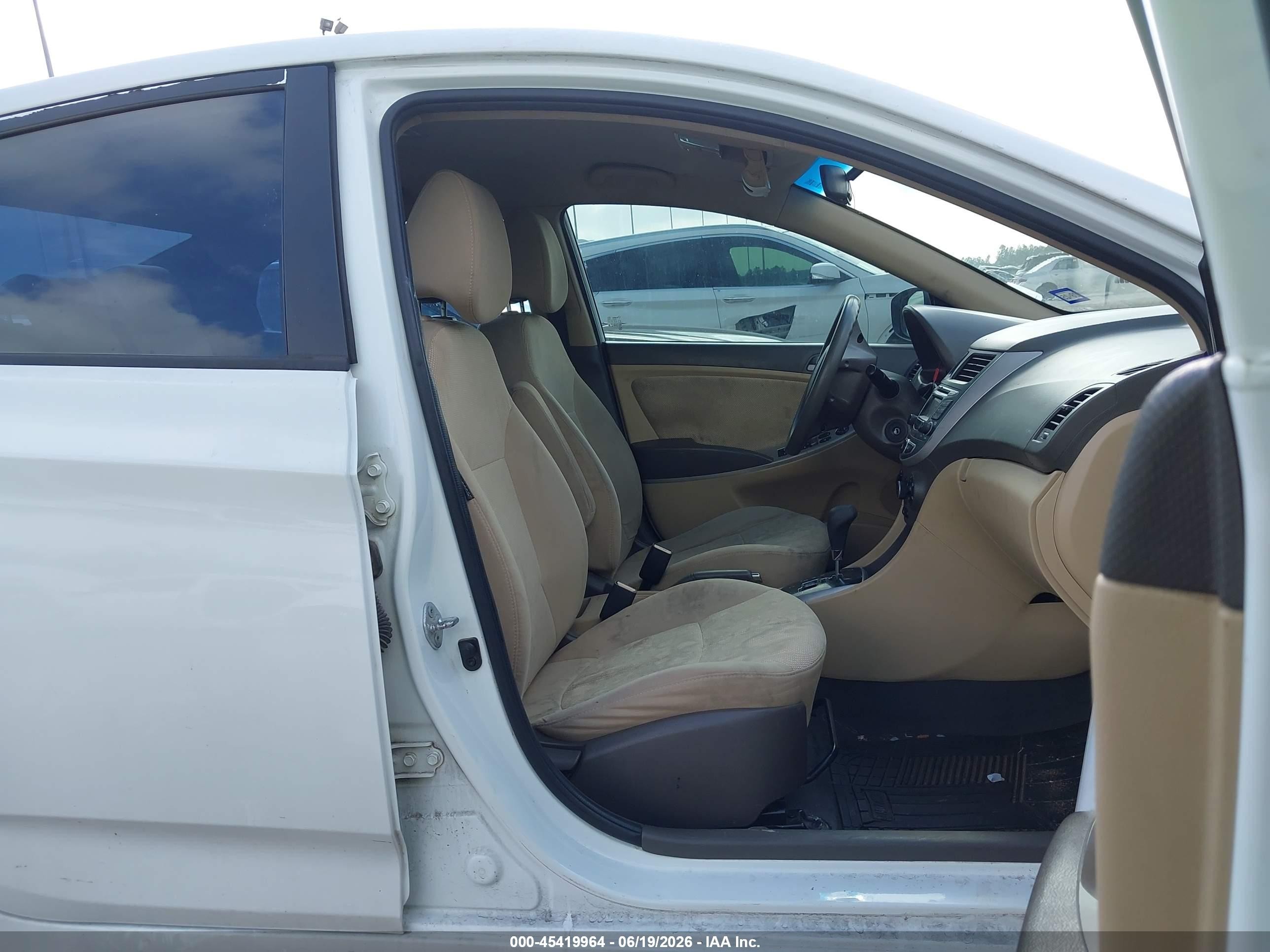 2013 Hyundai Accent Gls White vin: KMHCT4AE6DU497927