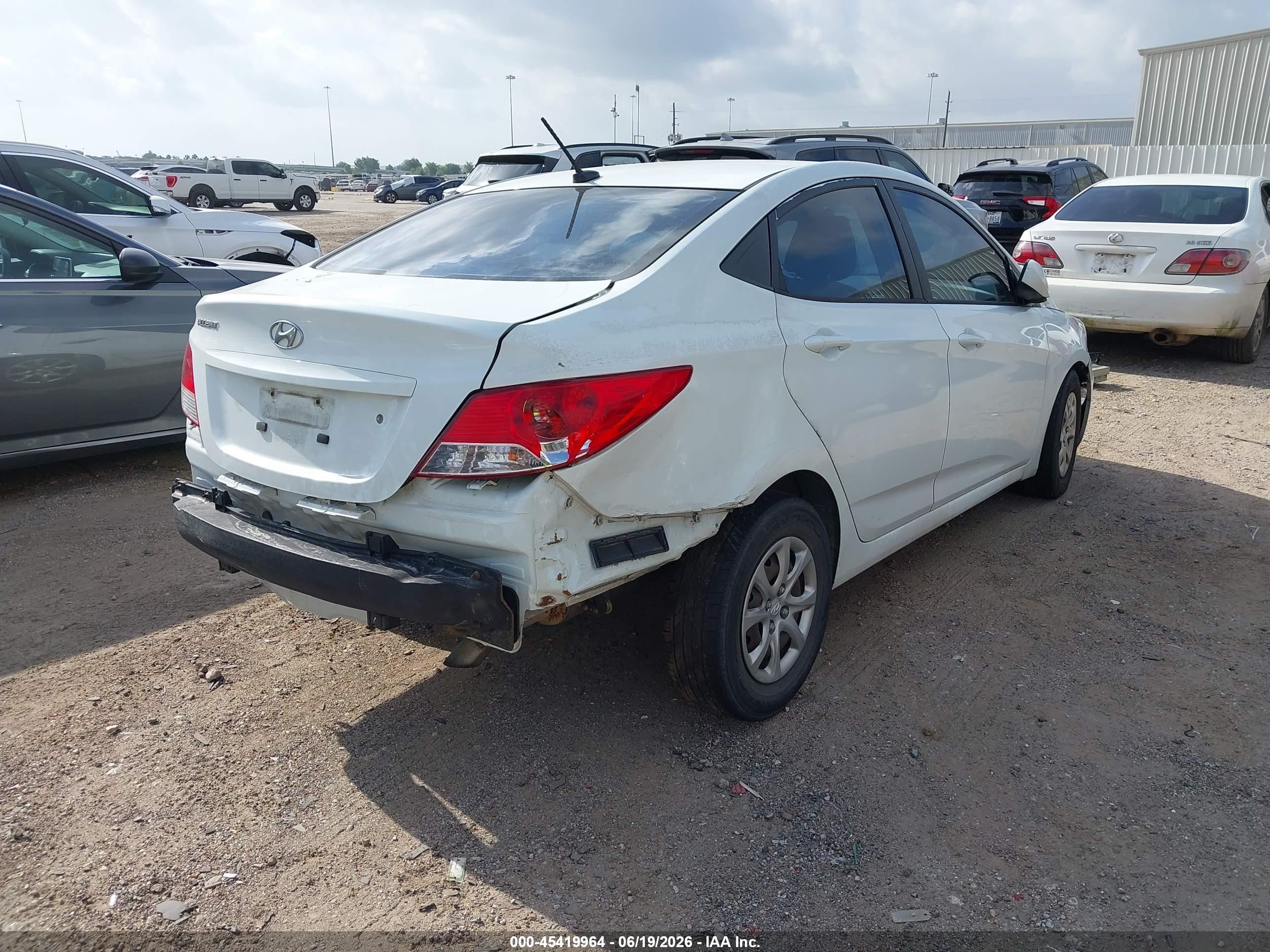 2013 Hyundai Accent Gls White vin: KMHCT4AE6DU497927