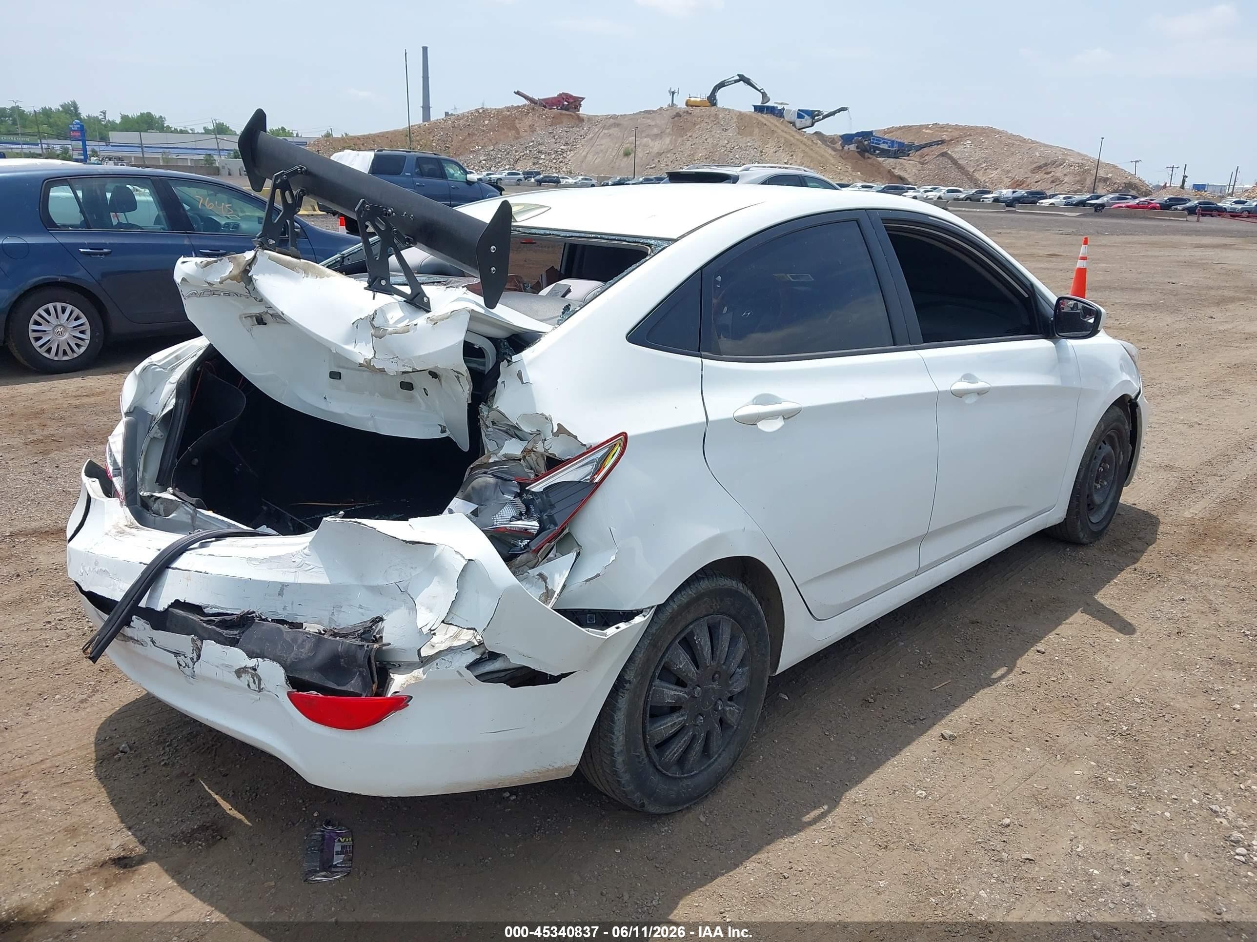 2015 Hyundai Accent Gls White vin: KMHCT4AE6FU830484