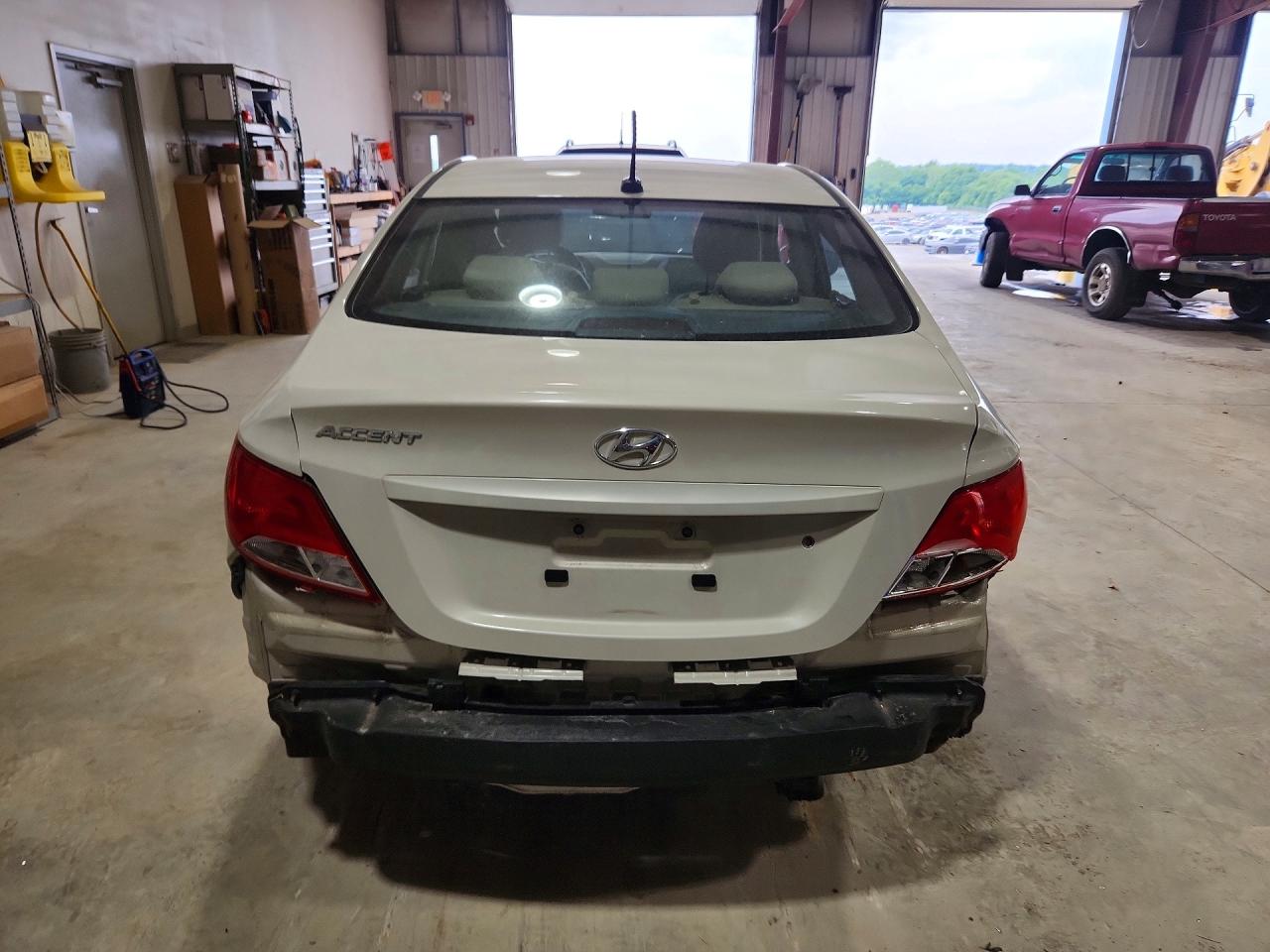 2015 Hyundai Accent Gls Cream vin: KMHCT4AE6FU925448