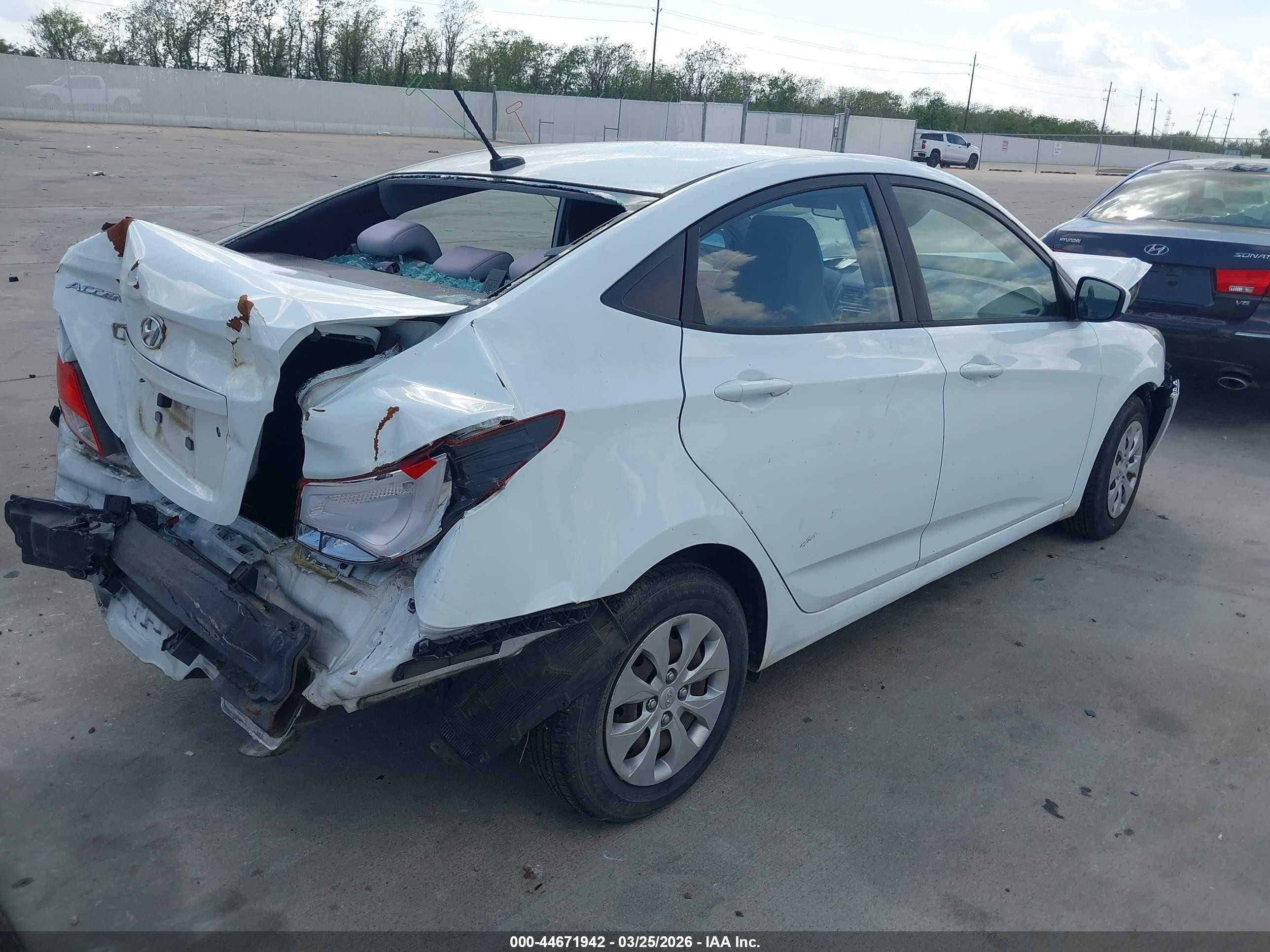 2016 Hyundai Accent Se White vin: KMHCT4AE6GU051538