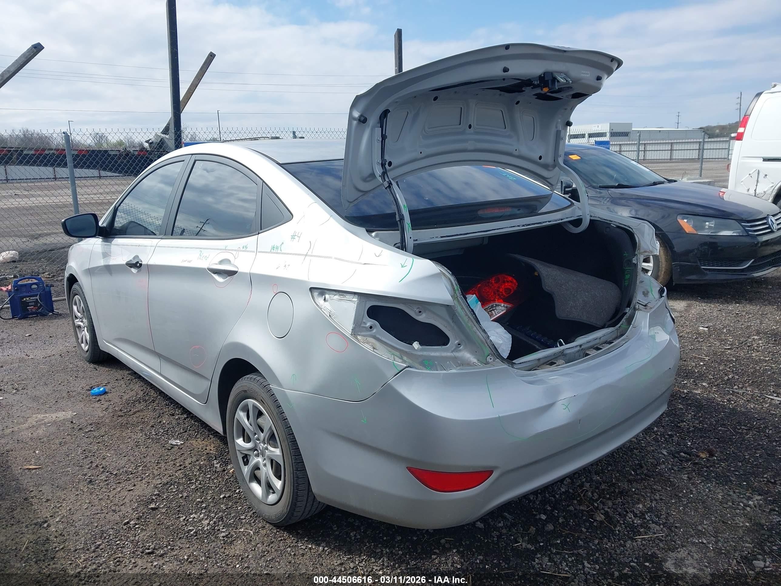 2013 Hyundai Accent Gls Silver vin: KMHCT4AE7DU308556