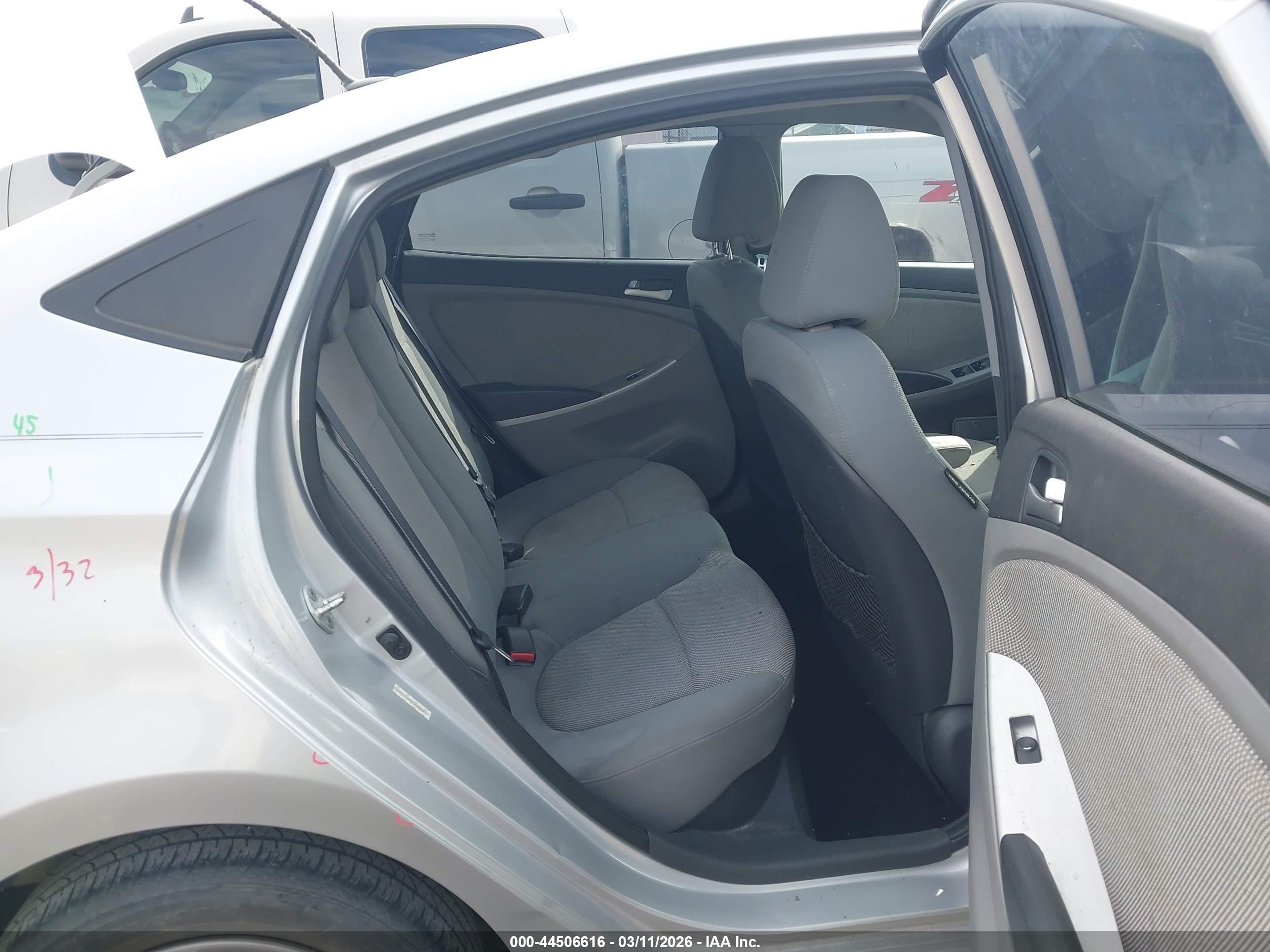 2013 Hyundai Accent Gls Silver vin: KMHCT4AE7DU308556