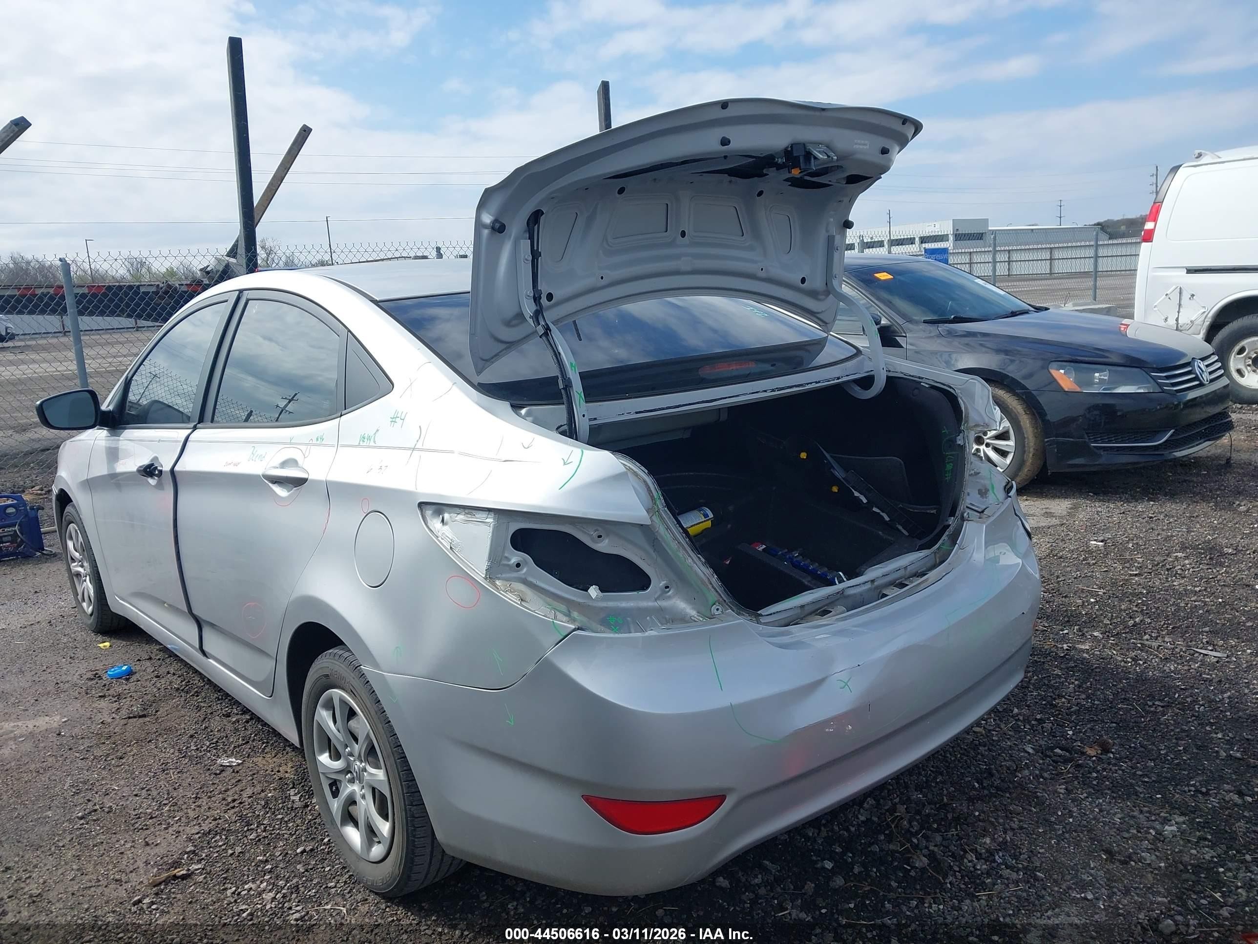 2013 Hyundai Accent Gls Silver vin: KMHCT4AE7DU308556