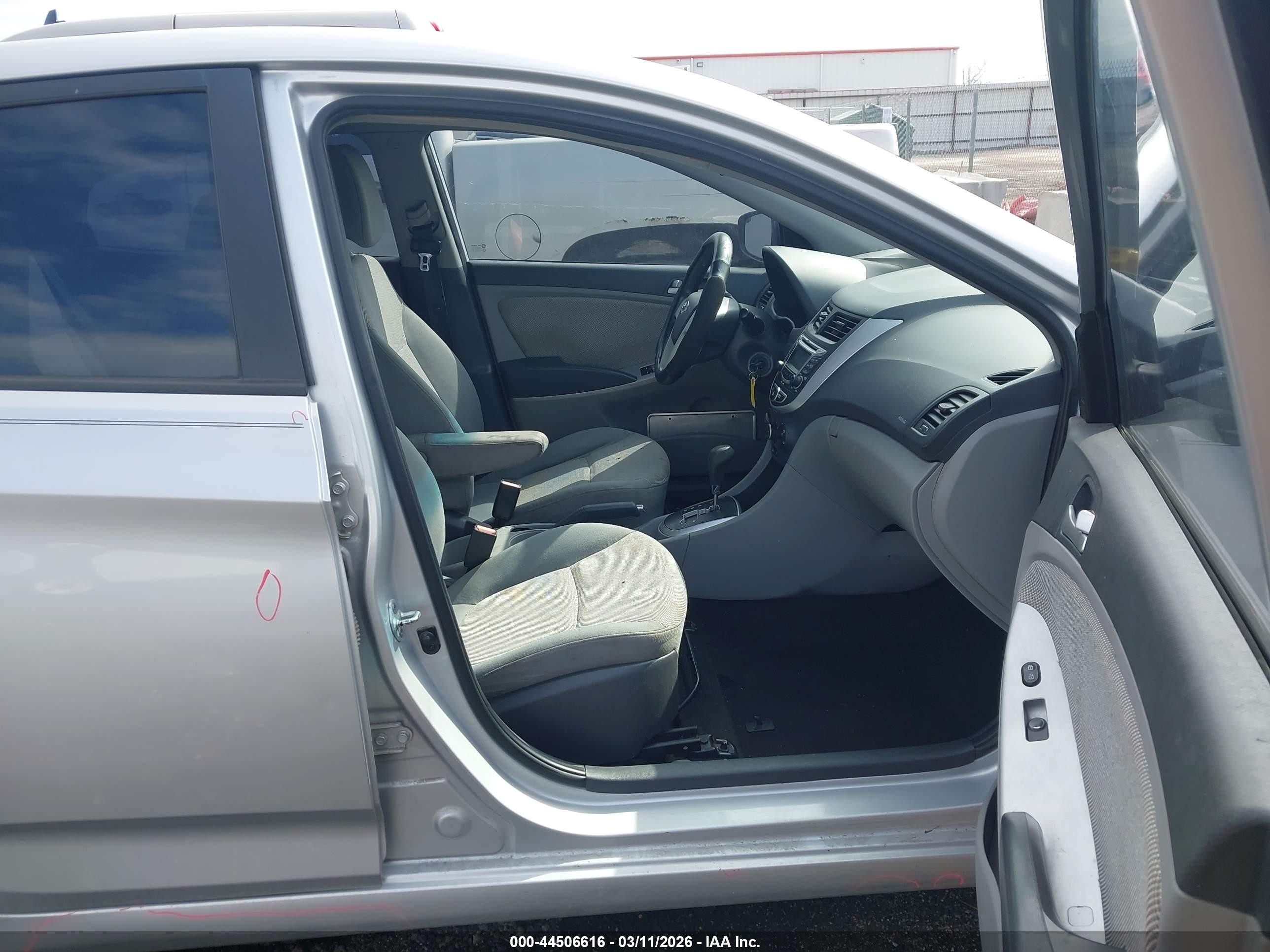 2013 Hyundai Accent Gls Silver vin: KMHCT4AE7DU308556