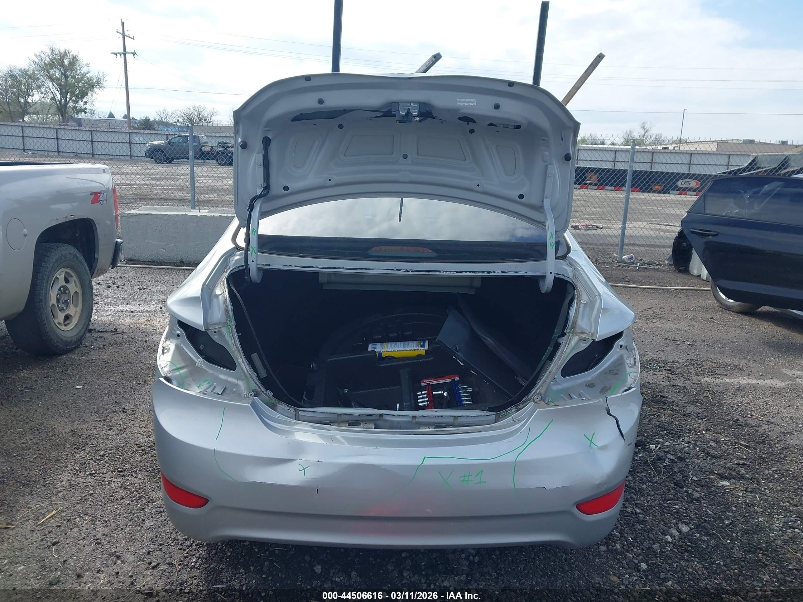 2013 Hyundai Accent Gls Silver vin: KMHCT4AE7DU308556
